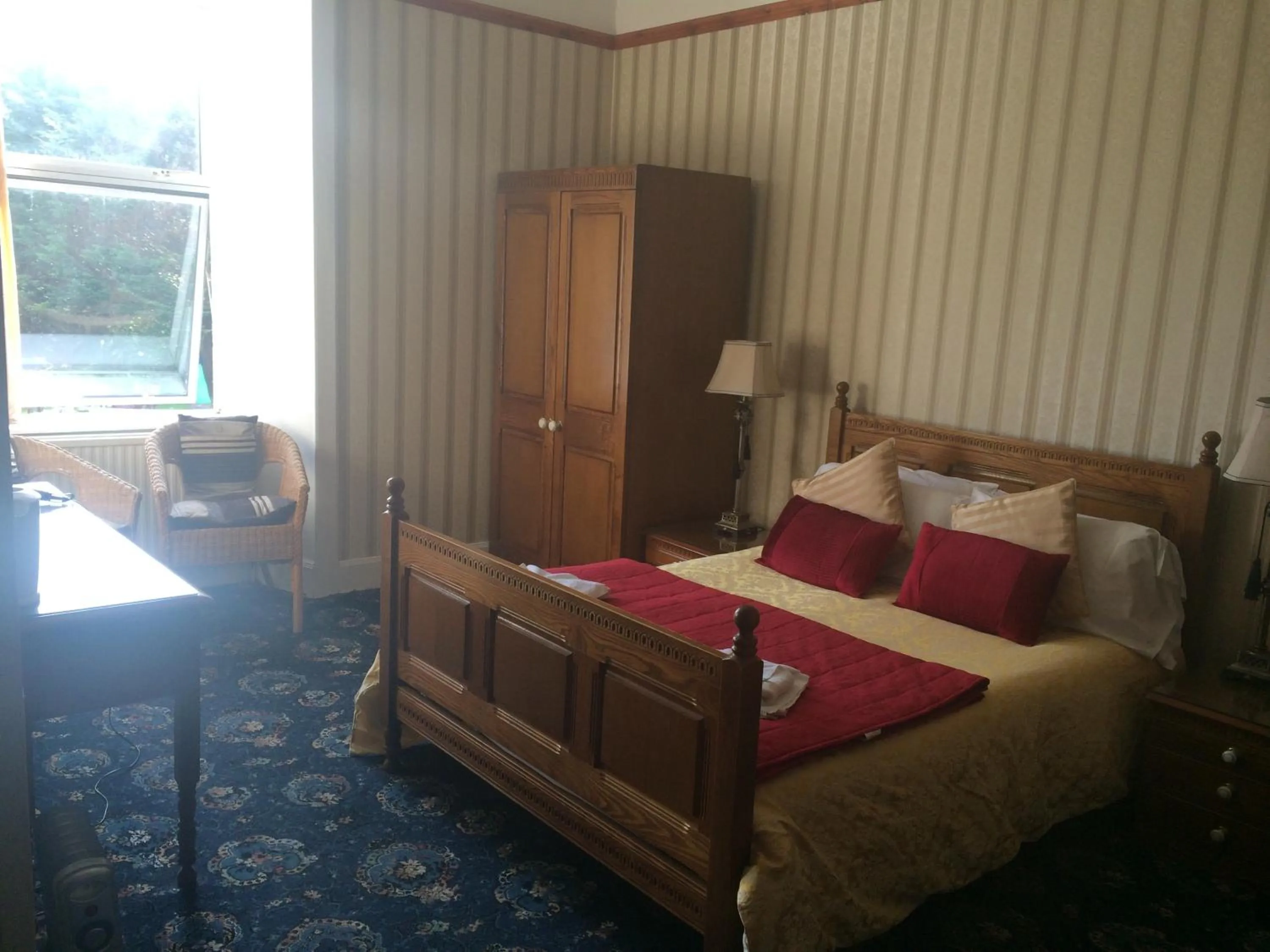 Photo of the whole room, Bed in Broom Lodge