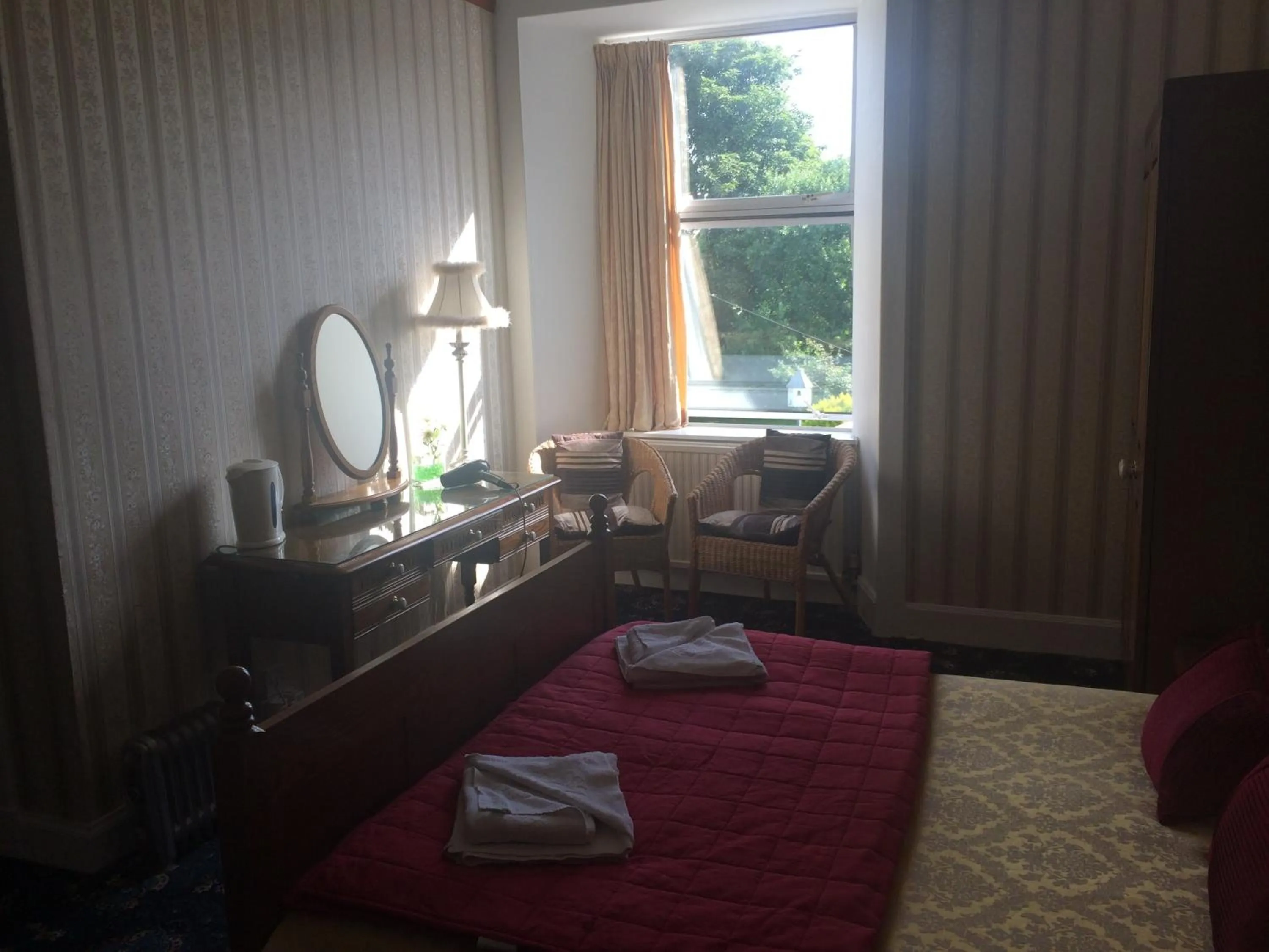 Photo of the whole room, Bed in Broom Lodge