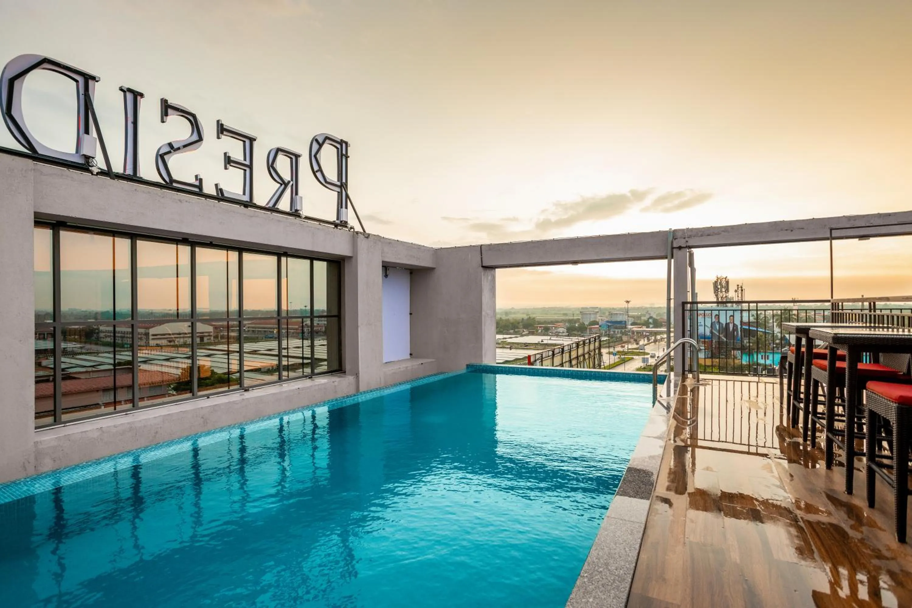 Swimming pool in PRESIDENCY AIRPORT HOTEL