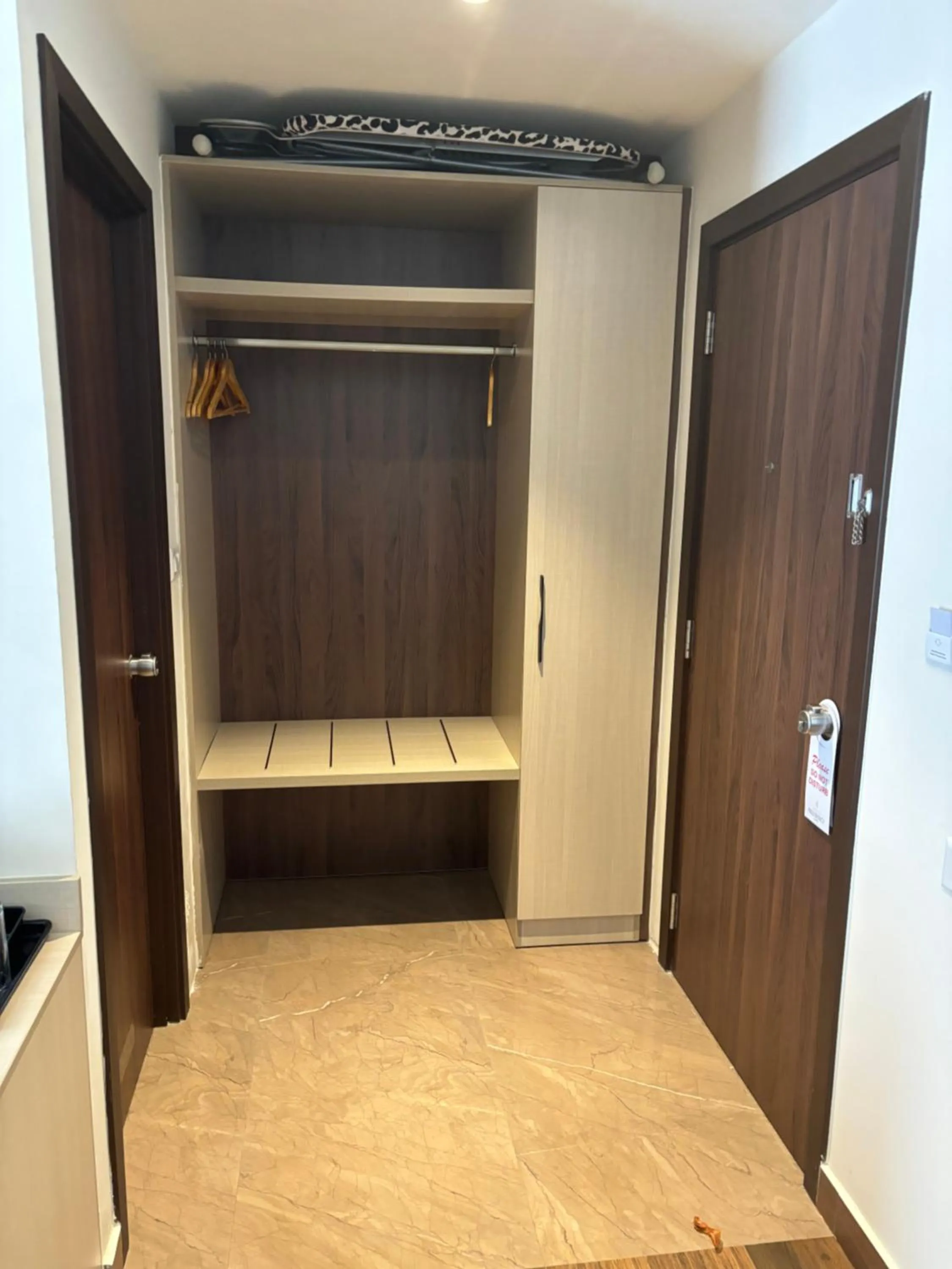 wardrobe in PRESIDENCY AIRPORT HOTEL