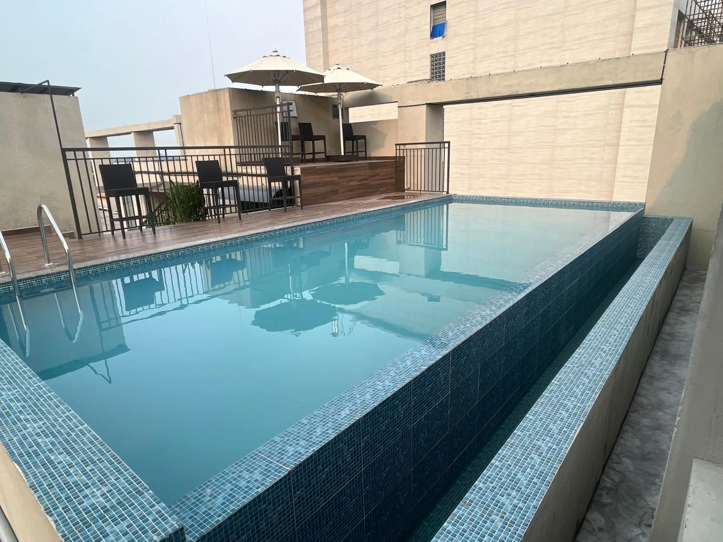 Swimming pool in PRESIDENCY AIRPORT HOTEL