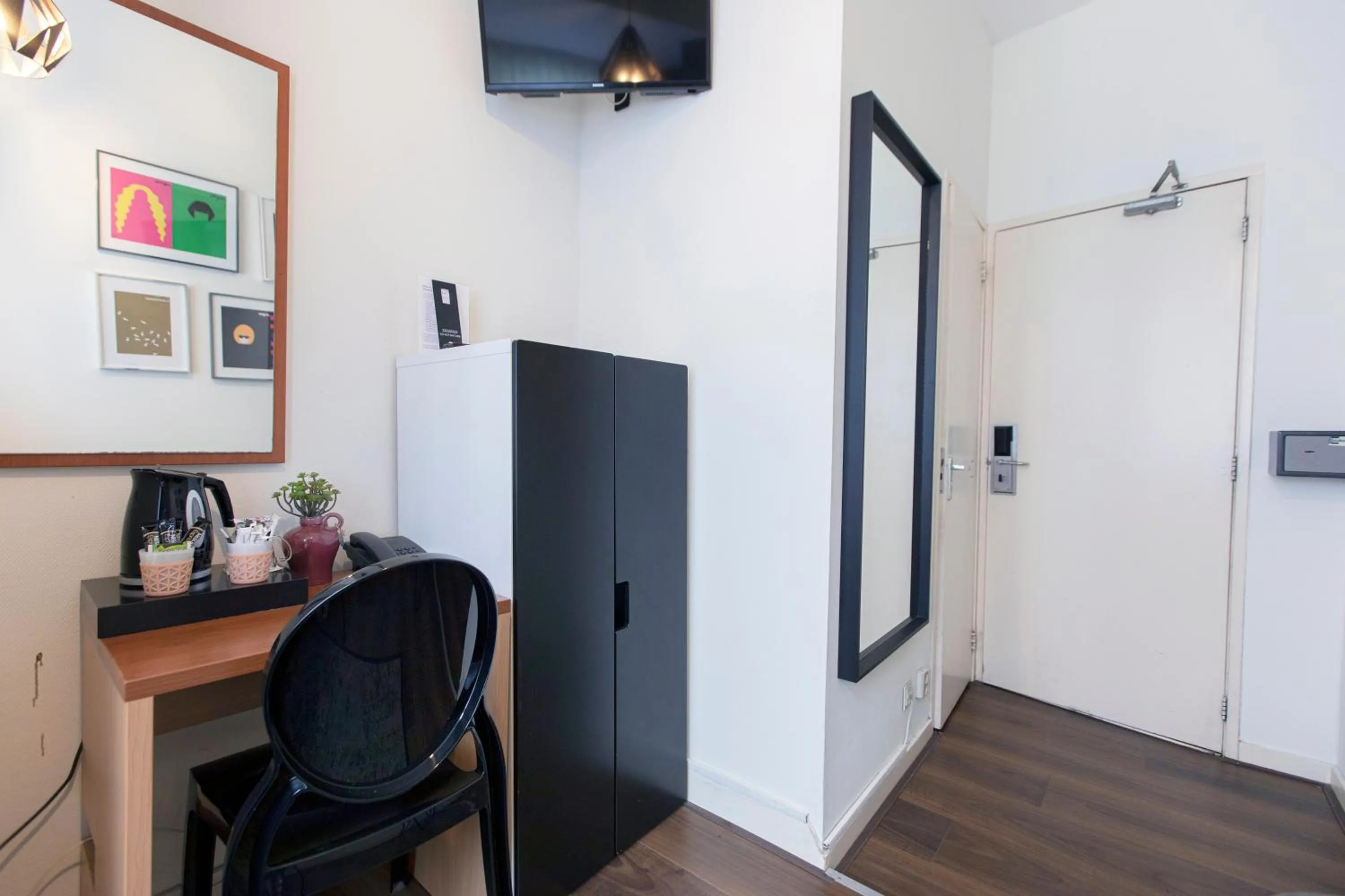 TV and multimedia in Quentin Amsterdam Hotel