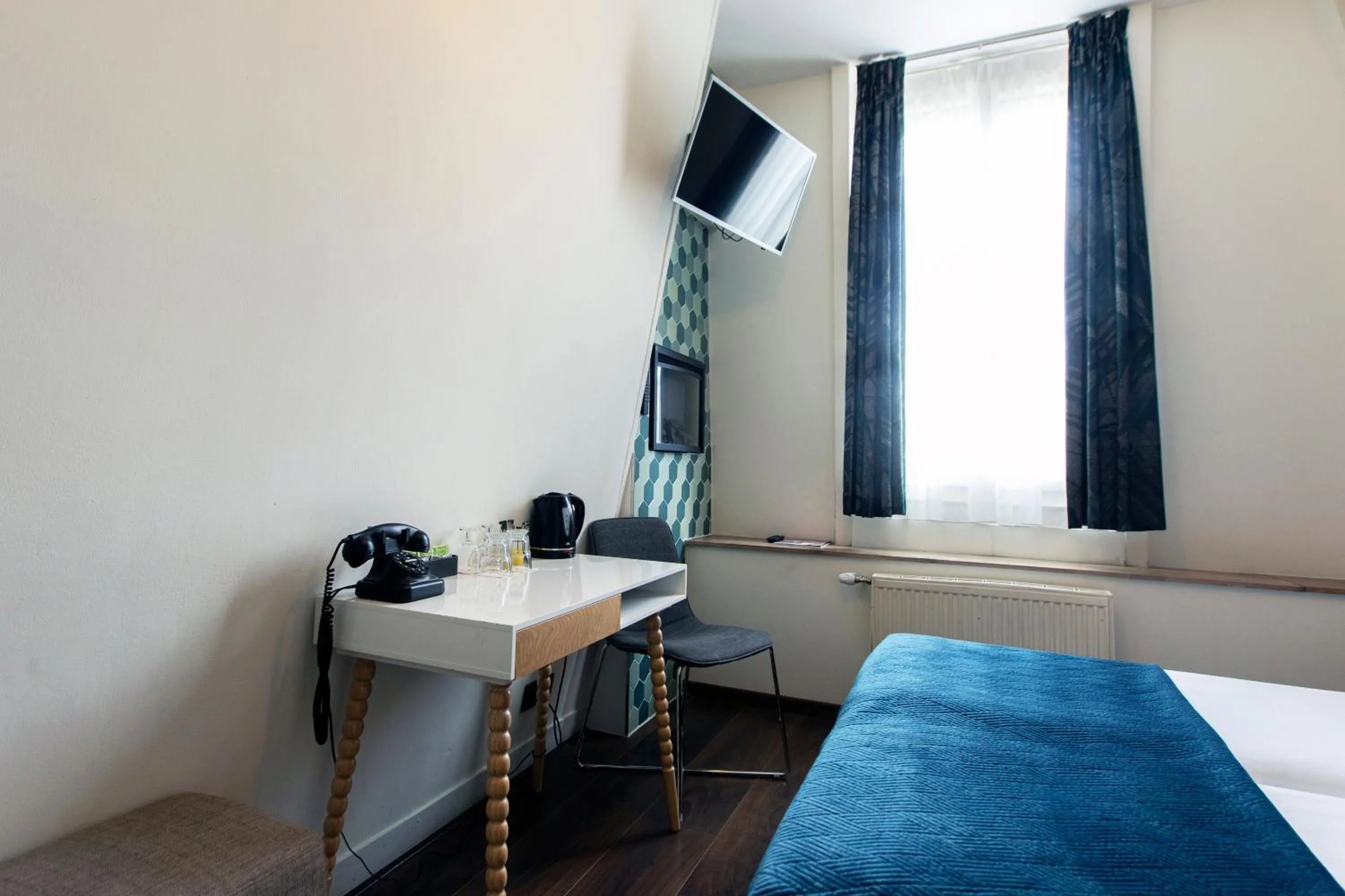 TV and multimedia, Bed in Quentin Amsterdam Hotel