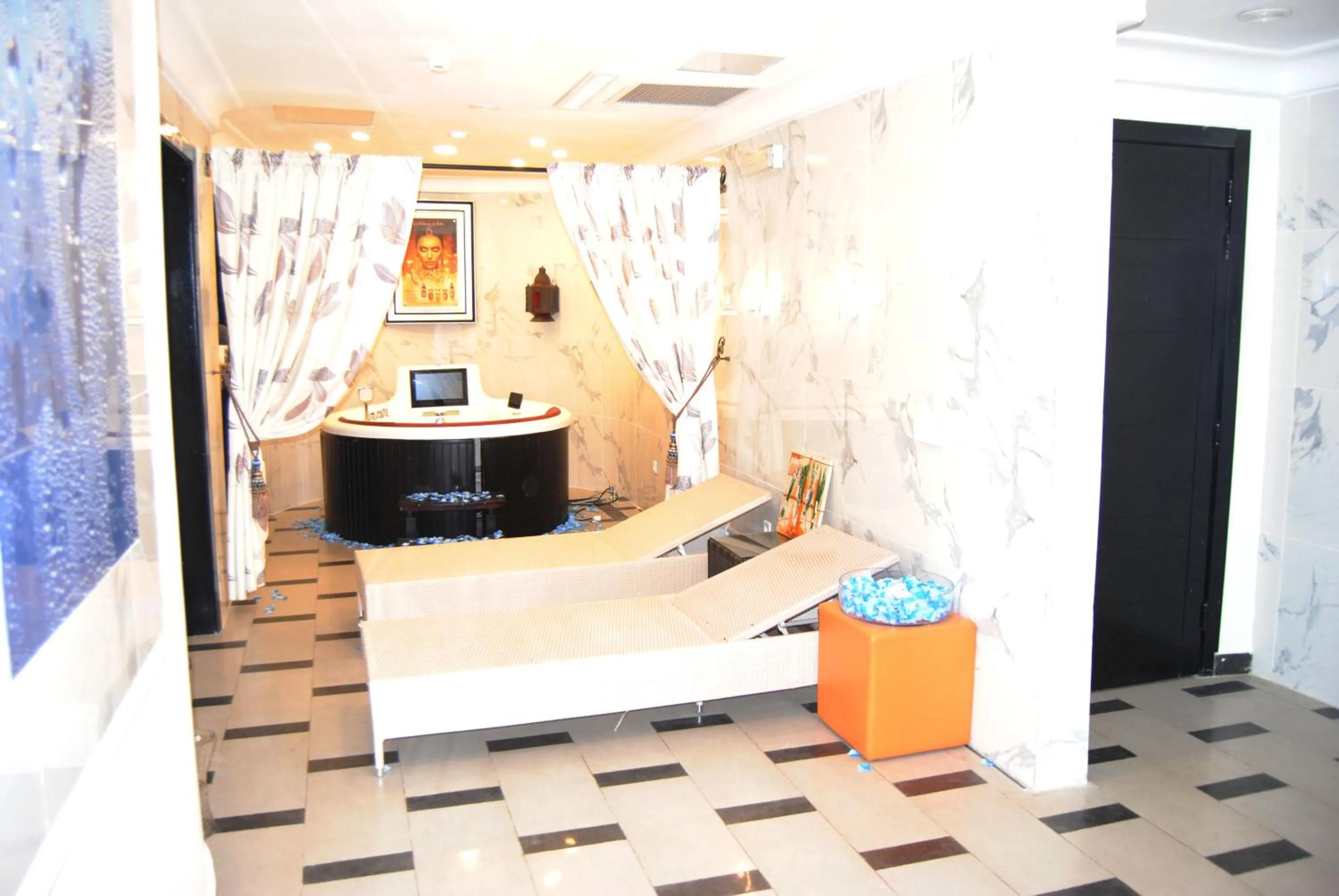Spa and wellness centre/facilities, Bed in Benin Royal Hotel