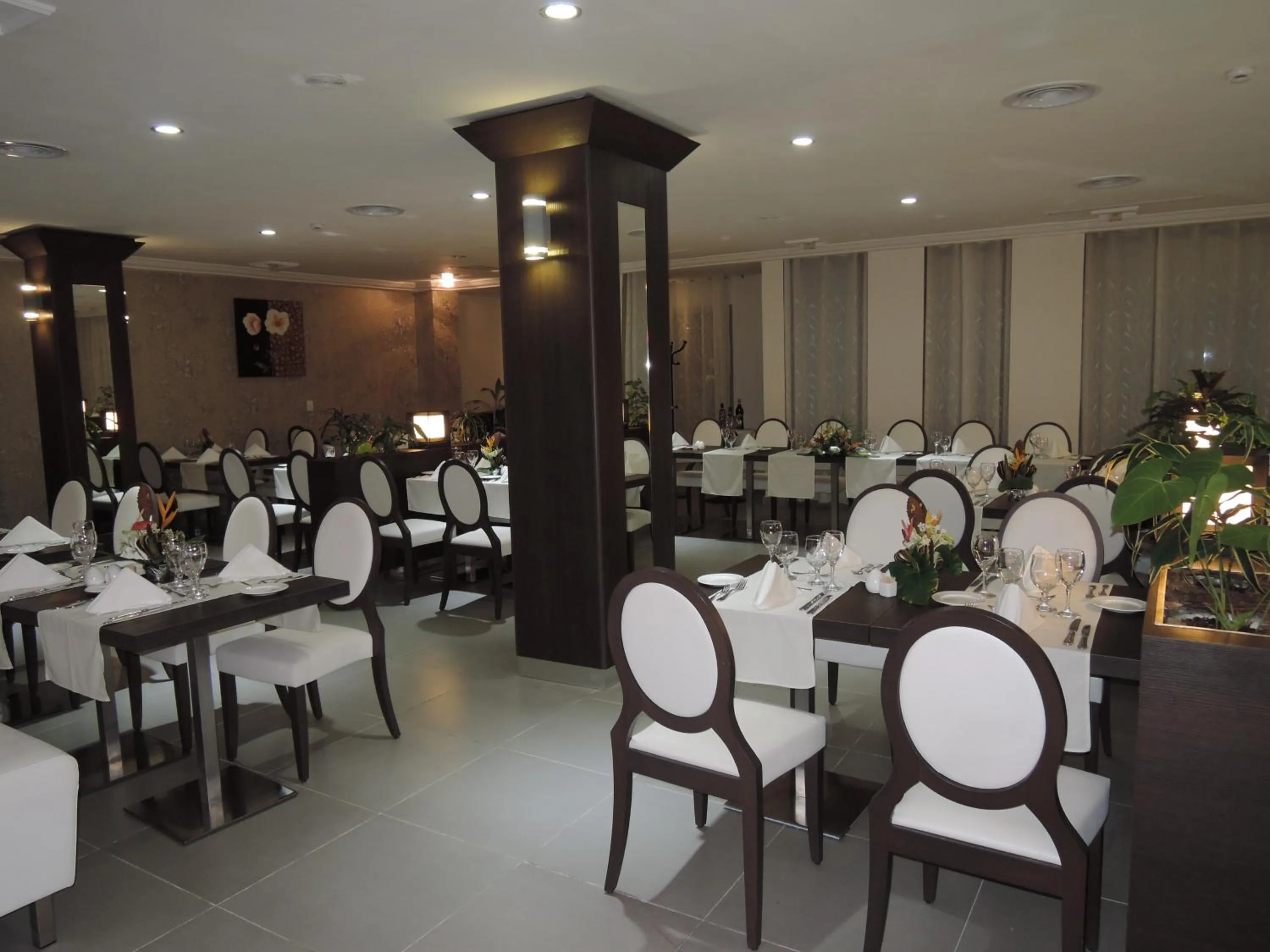 Restaurant/places to eat in Benin Royal Hotel