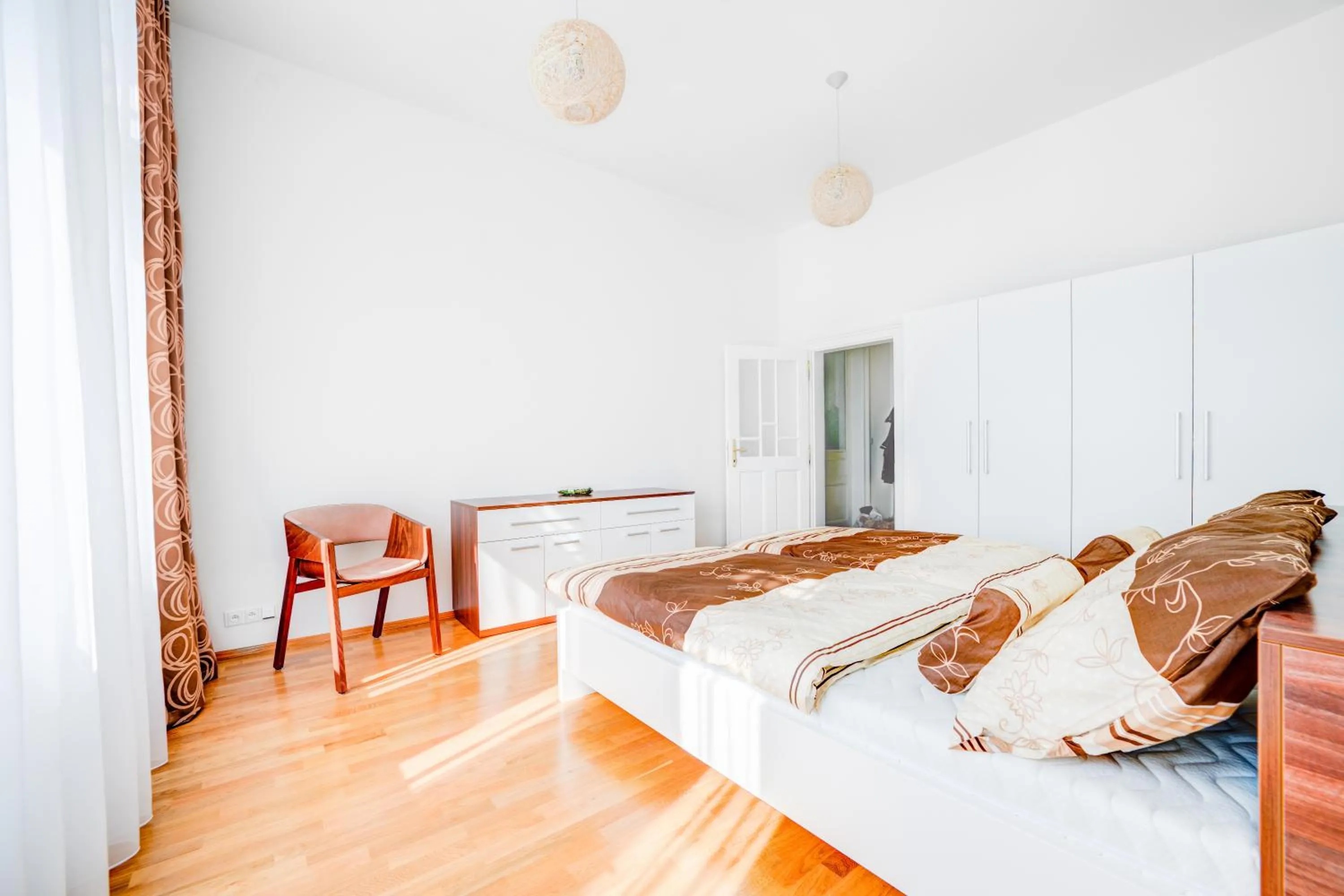 Photo of the whole room, Bed in Bishop Apartments