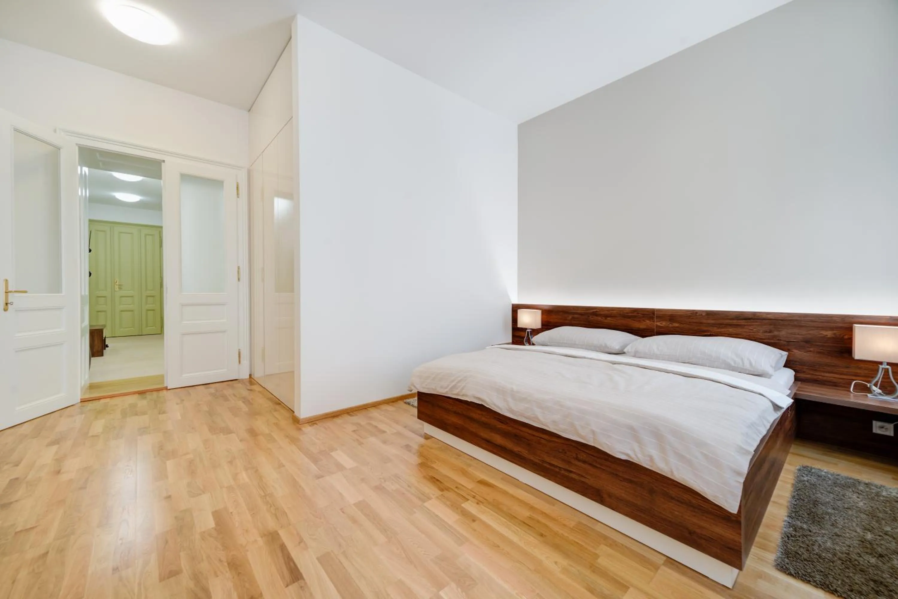 Photo of the whole room, Bed in Bishop Apartments