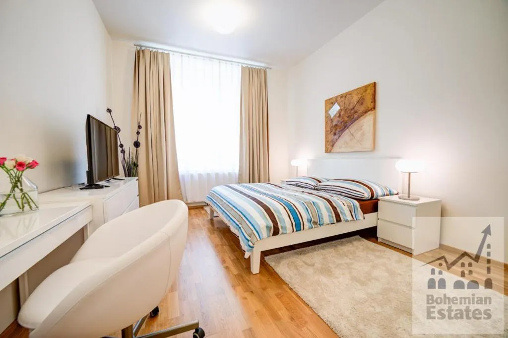 Day, Bed in Bishop Apartments