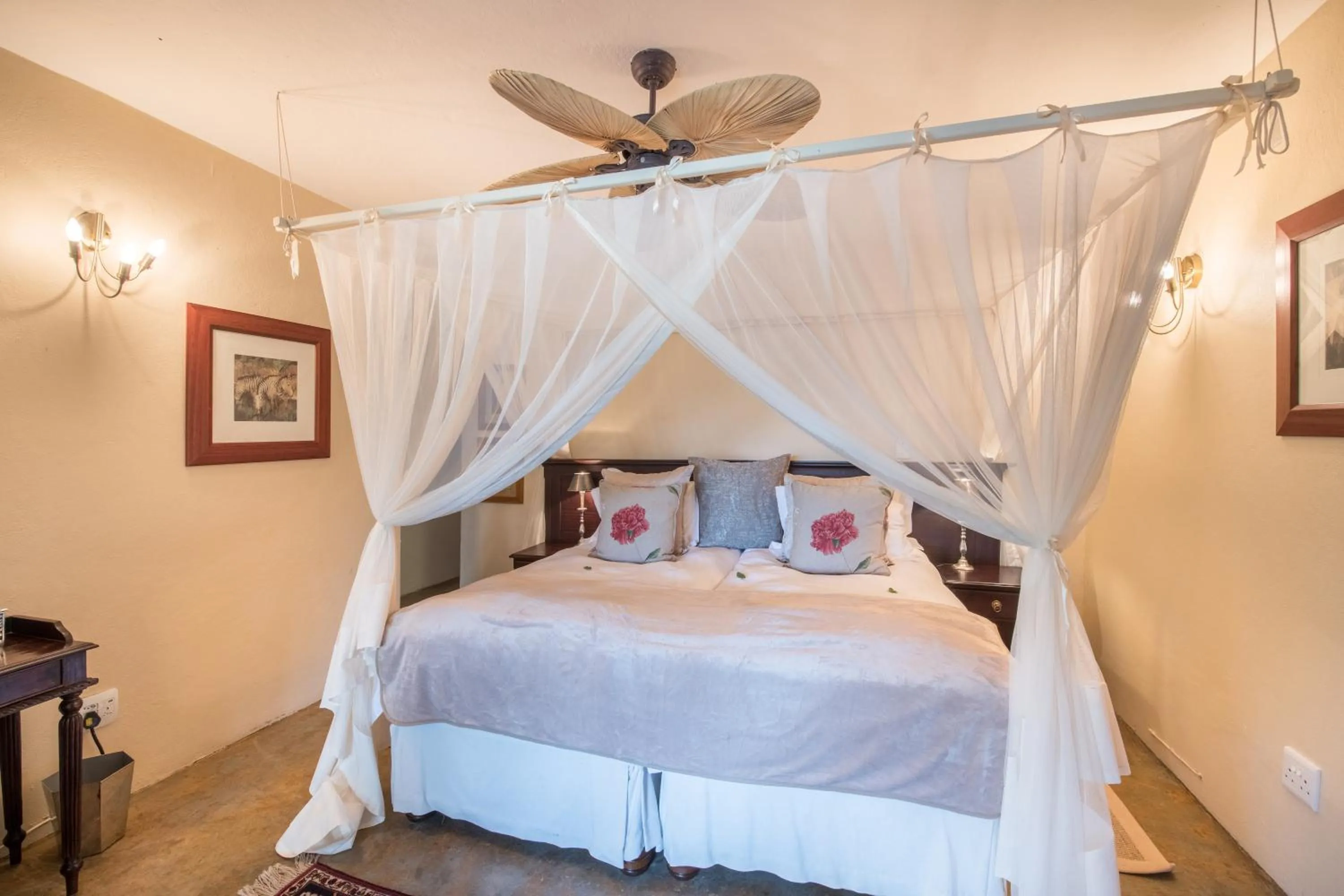 Bed in Tintswalo Safari