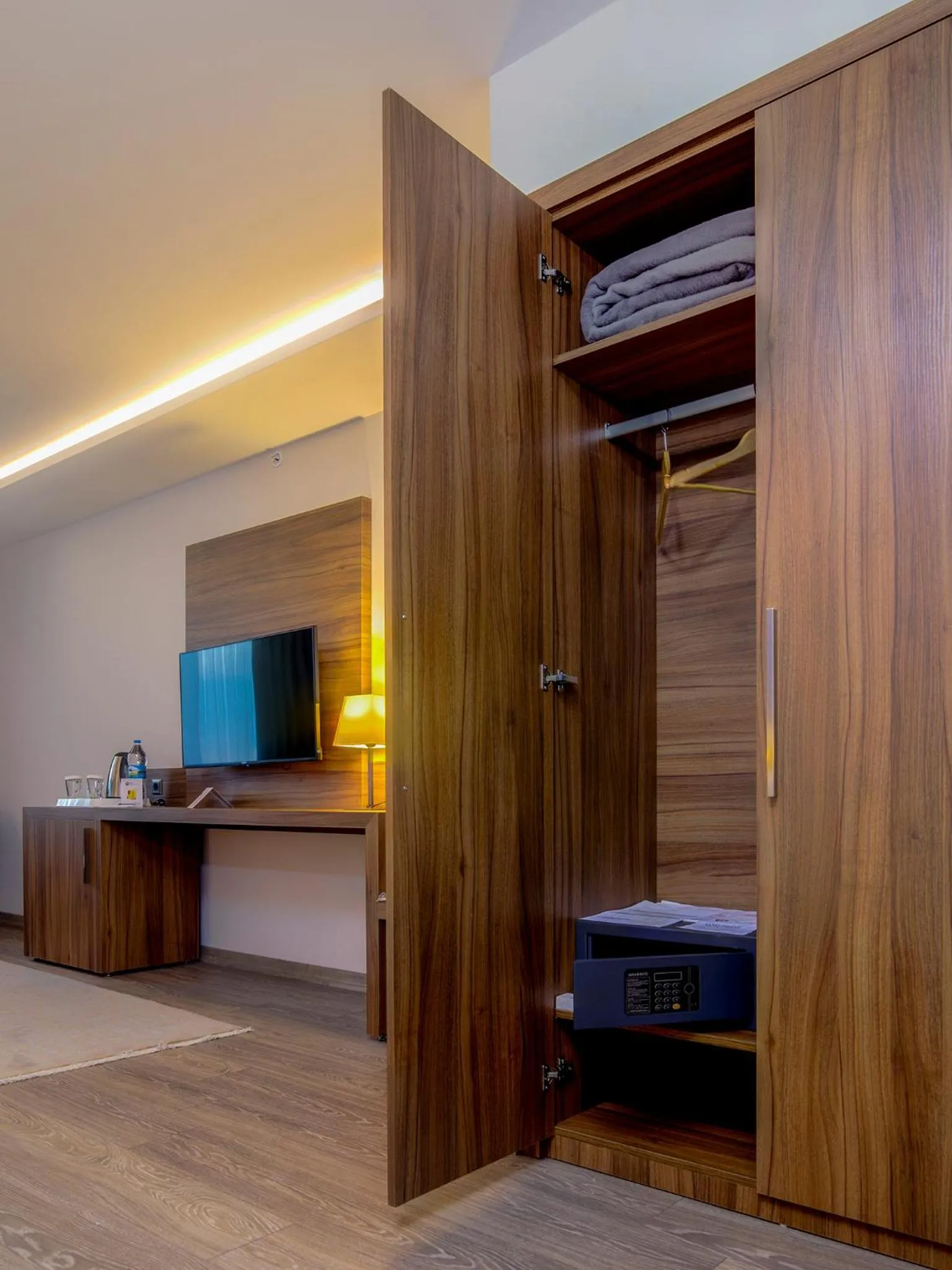 wardrobe in Fesa Business Hotel