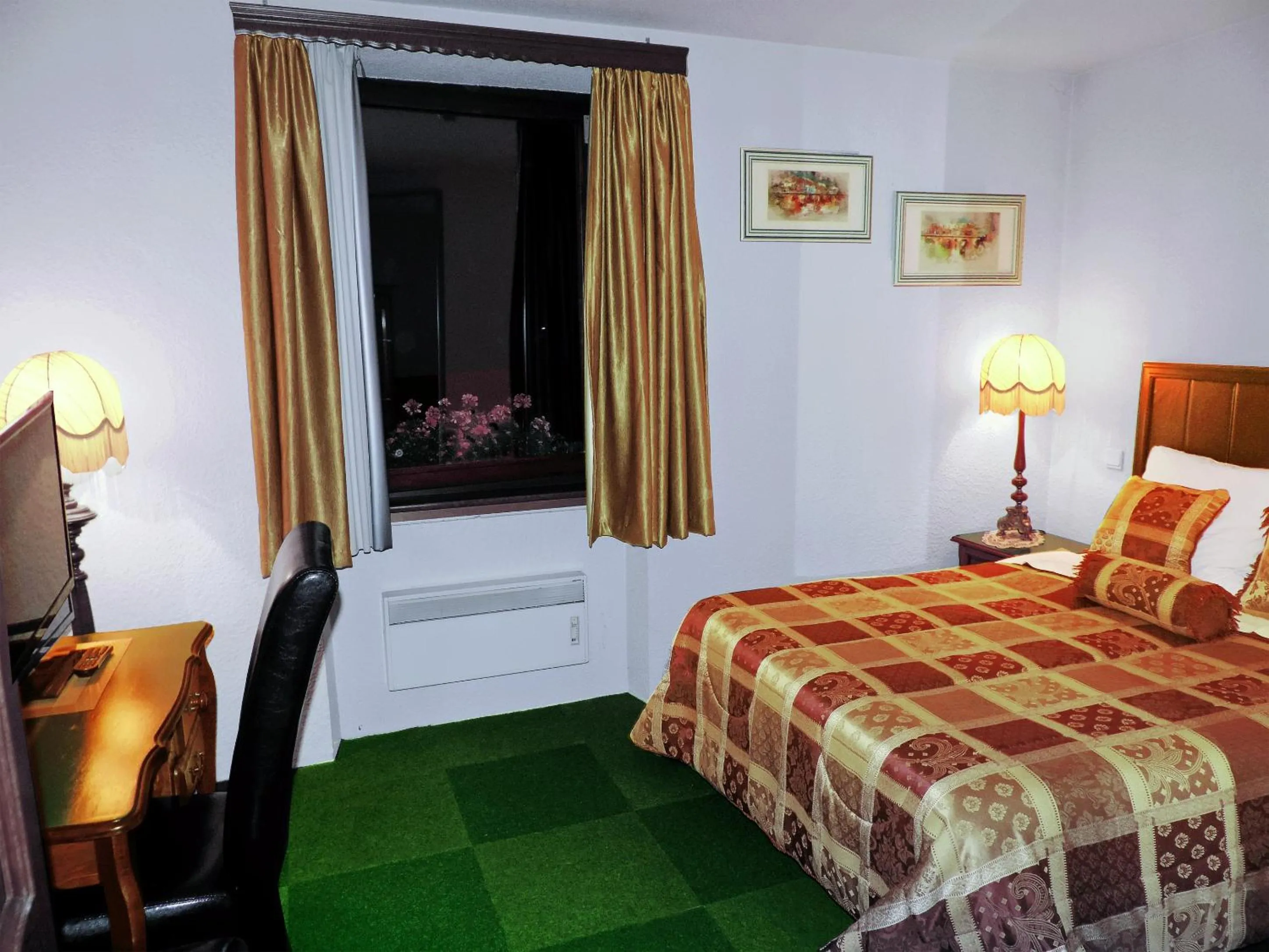 Bedroom in Hotel Restaurant Cristal