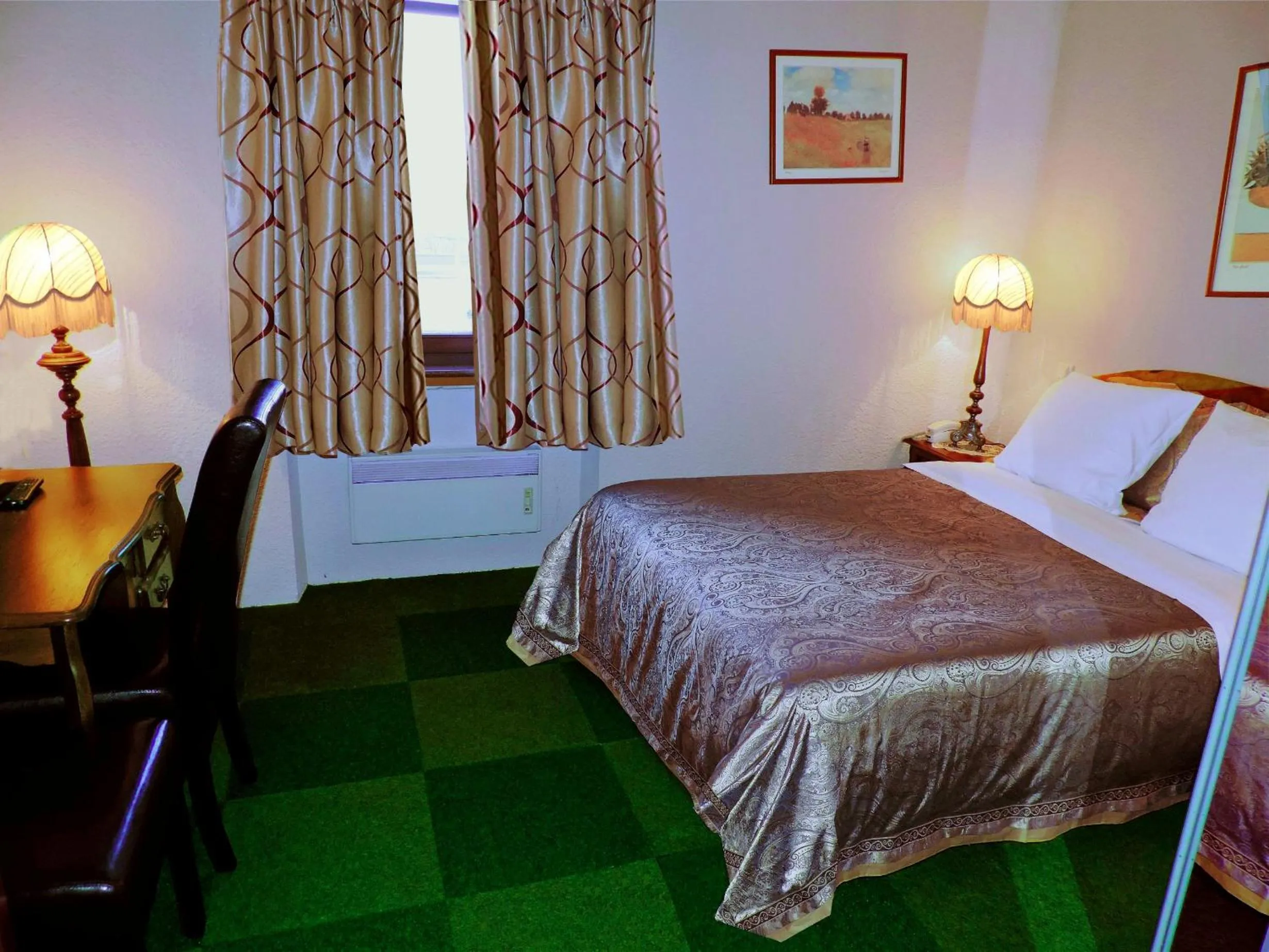 Bedroom in Hotel Restaurant Cristal