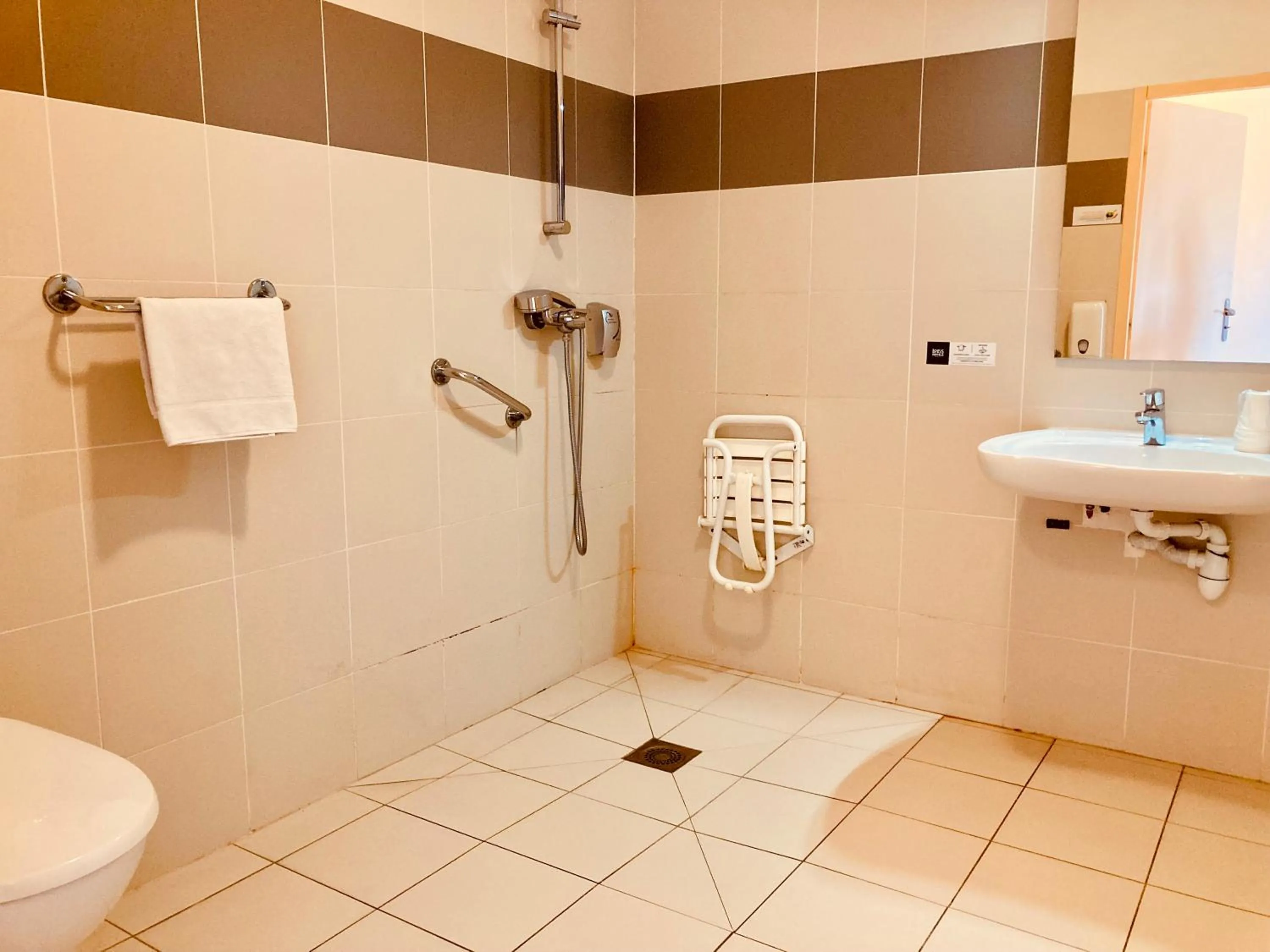 Bathroom in Logis Hôtel Restaurant Le Top du Roulier