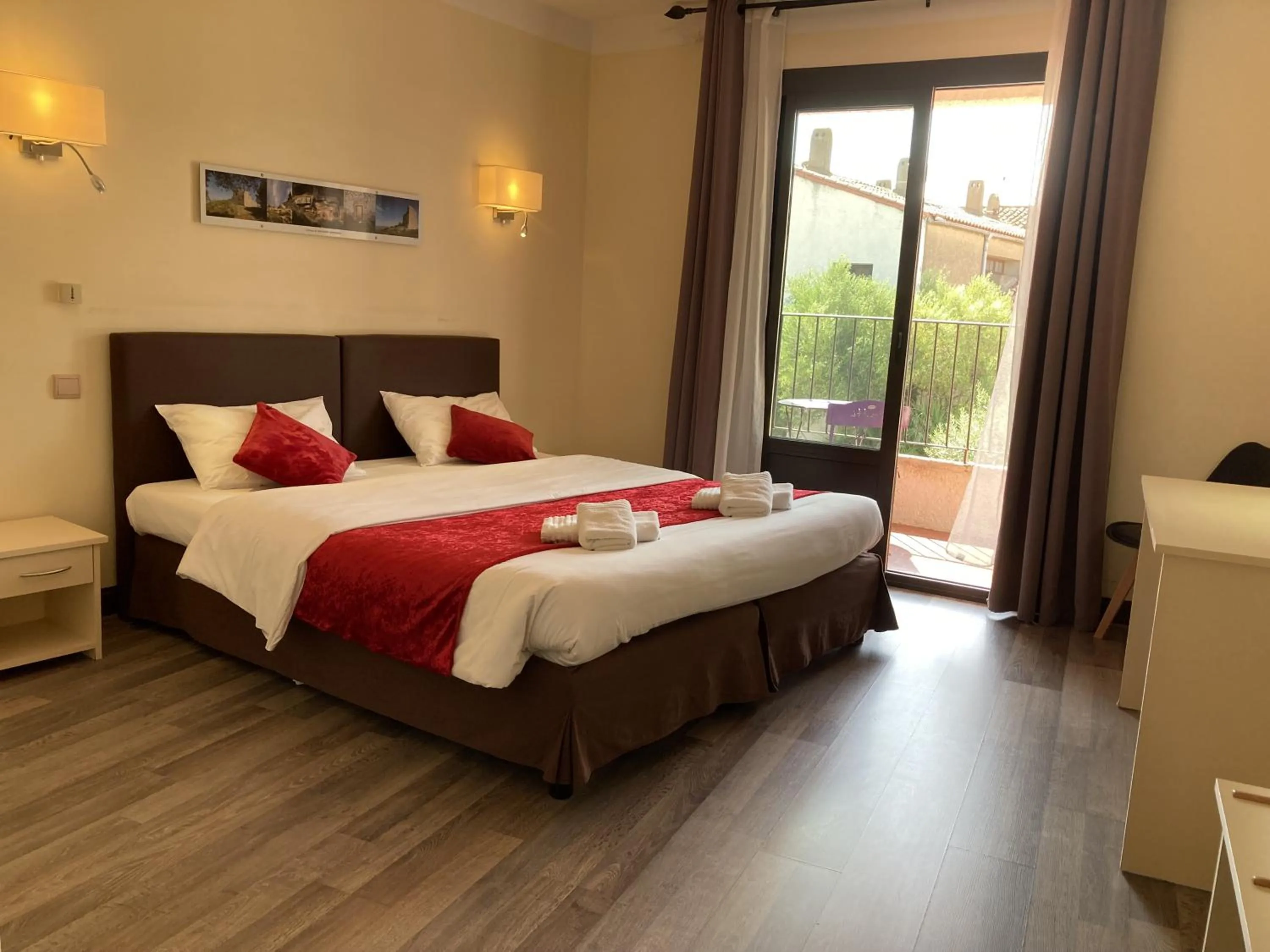 Bed in Logis Hôtel Restaurant Le Top du Roulier