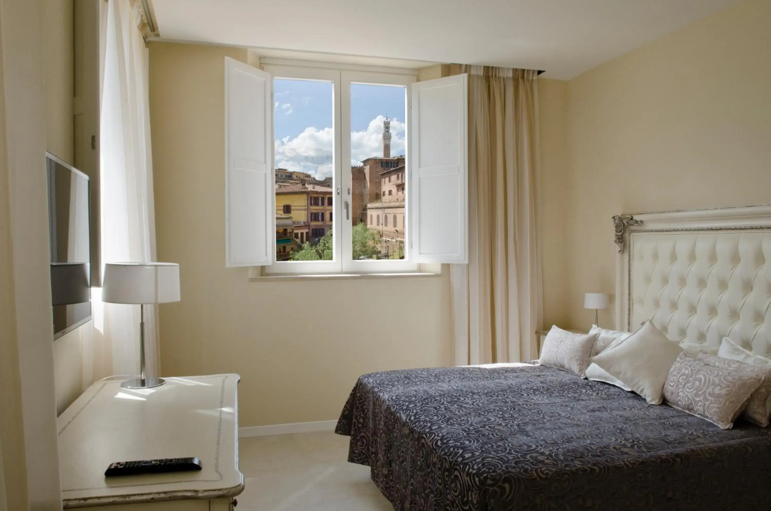 Junior Suite with City View in Villa del Sole Siena Junior Suite with City View in Villa del Sole Siena