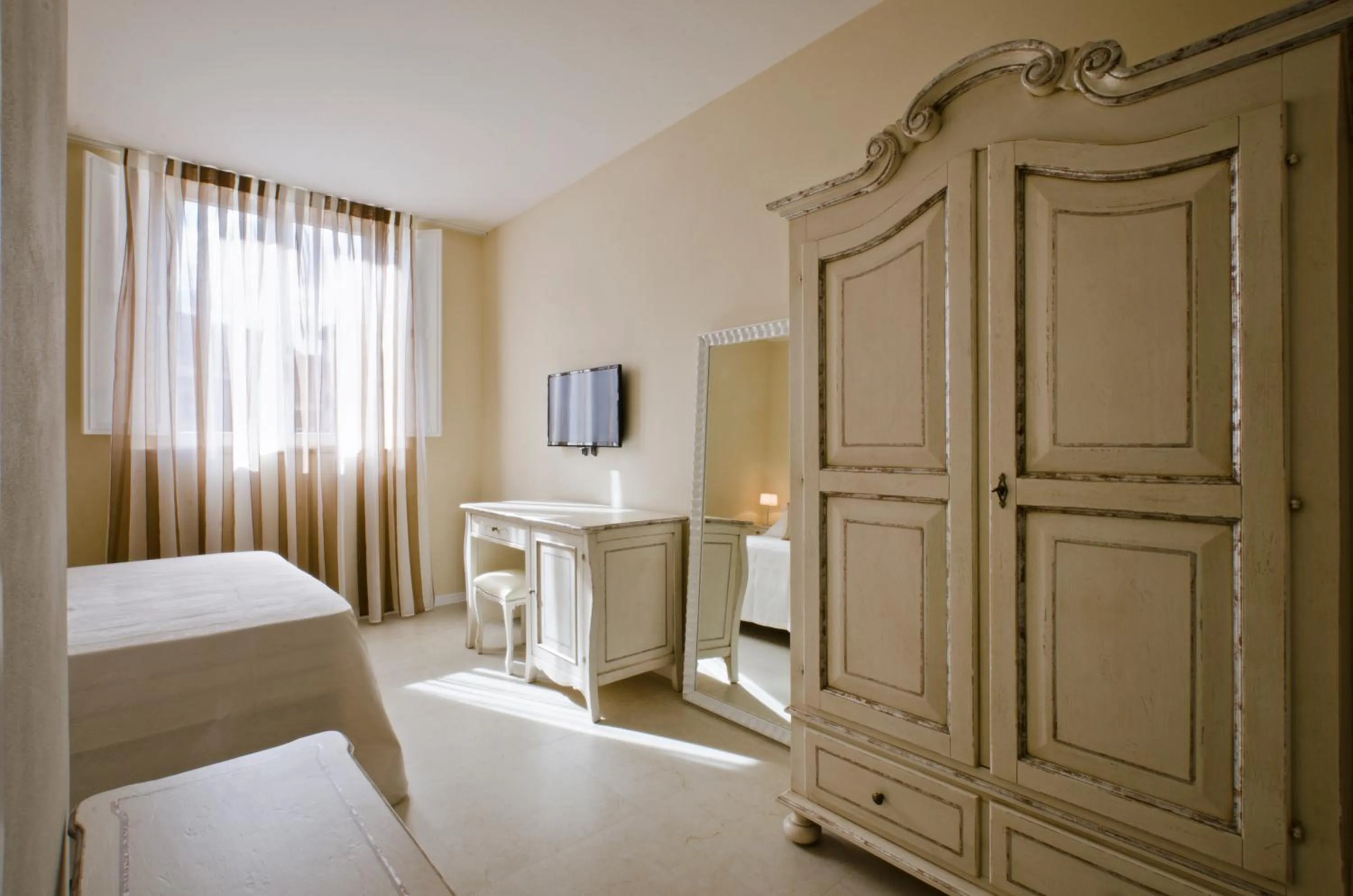 Day, Bed in Villa del Sole Siena