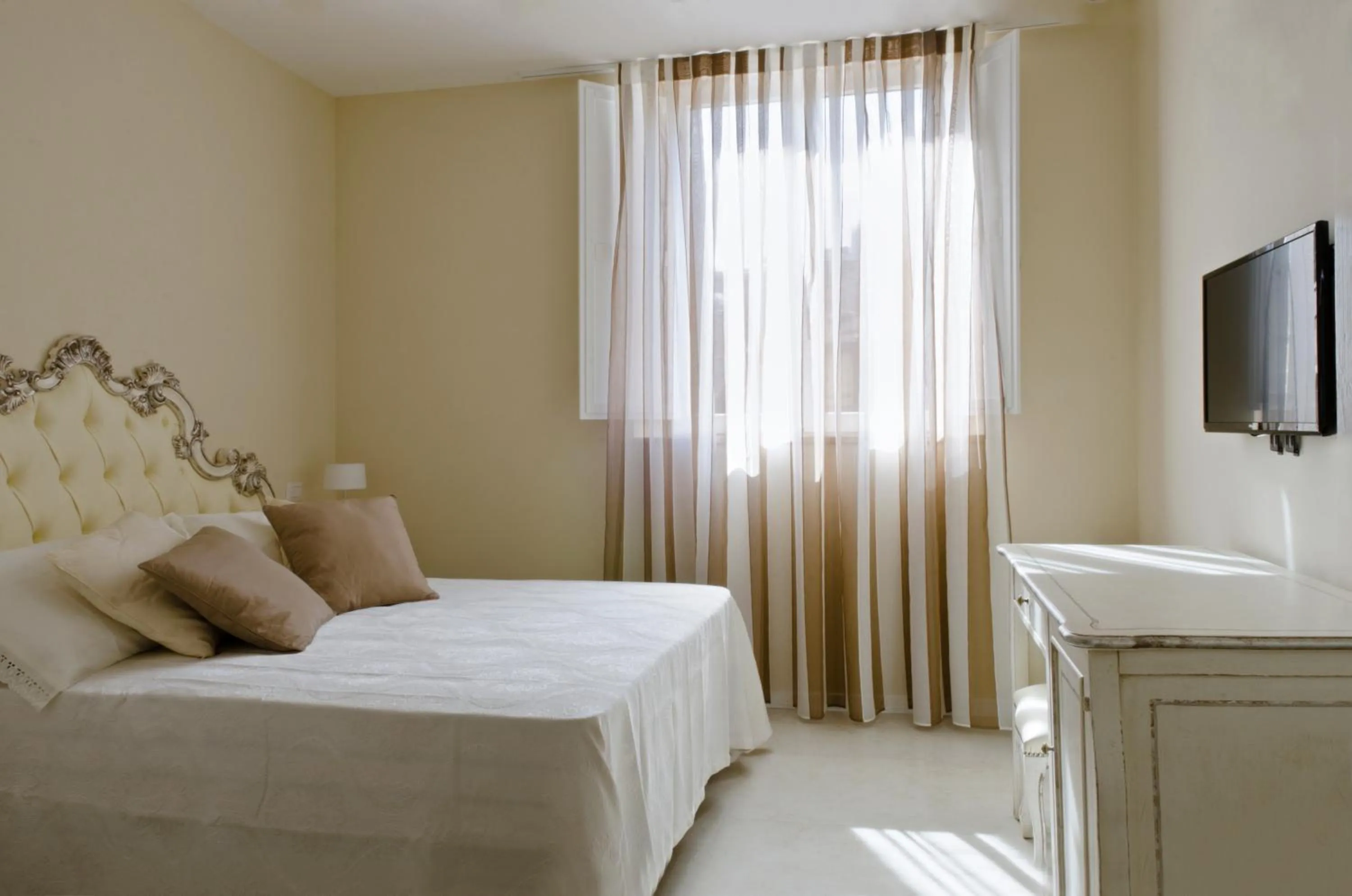 Bed in Villa del Sole Siena