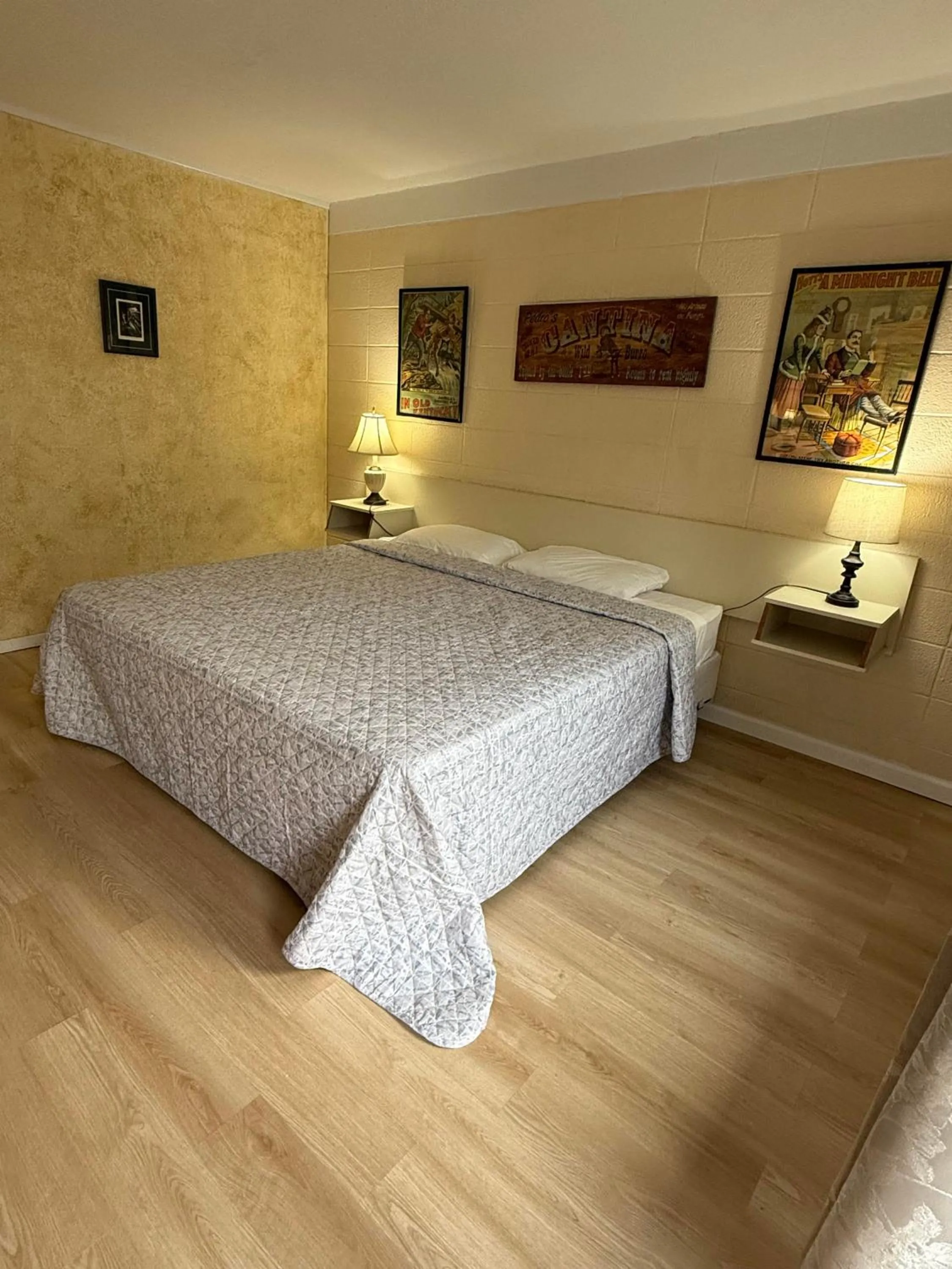 Bed in Windsor Motel