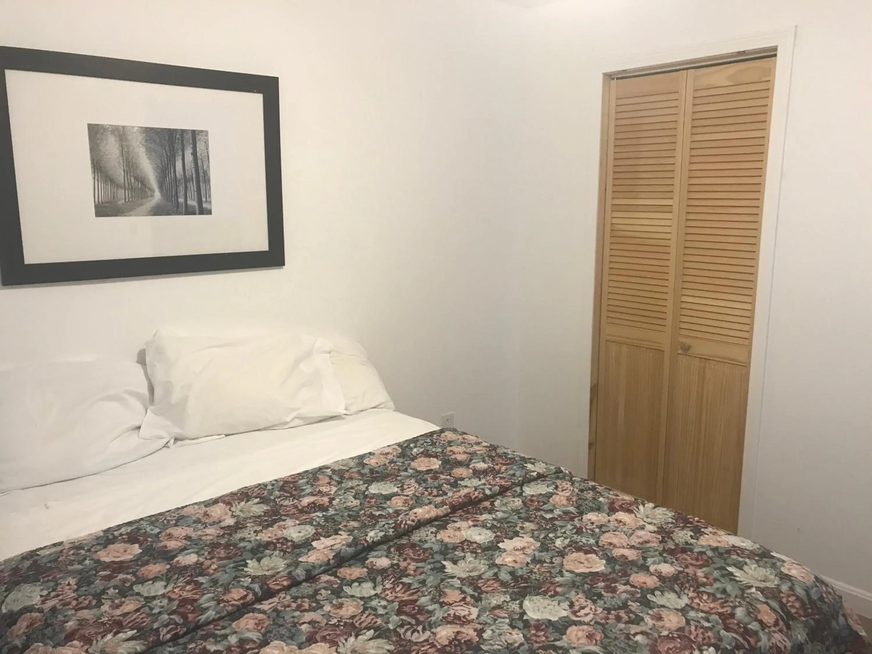 Bed in Windsor Motel