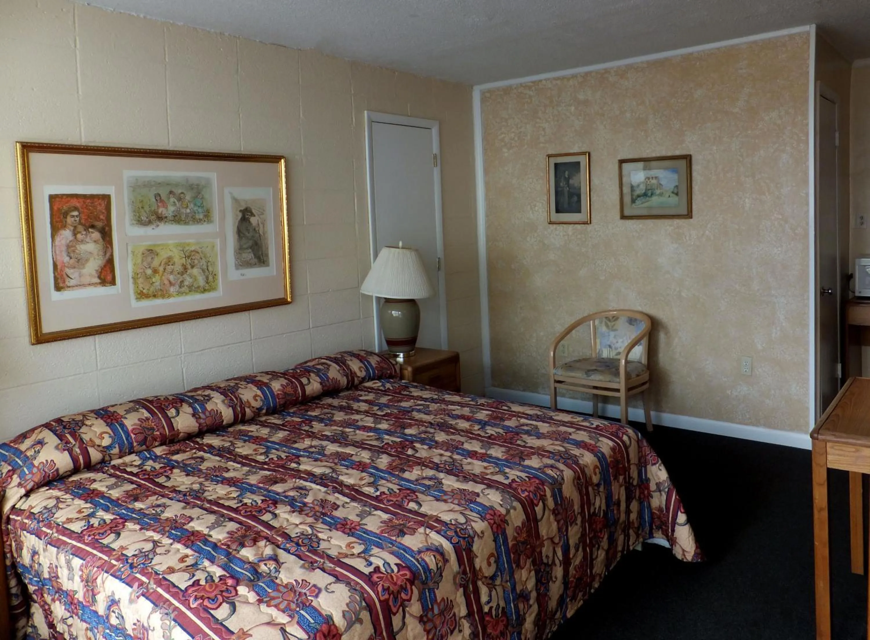 Bed in Windsor Motel