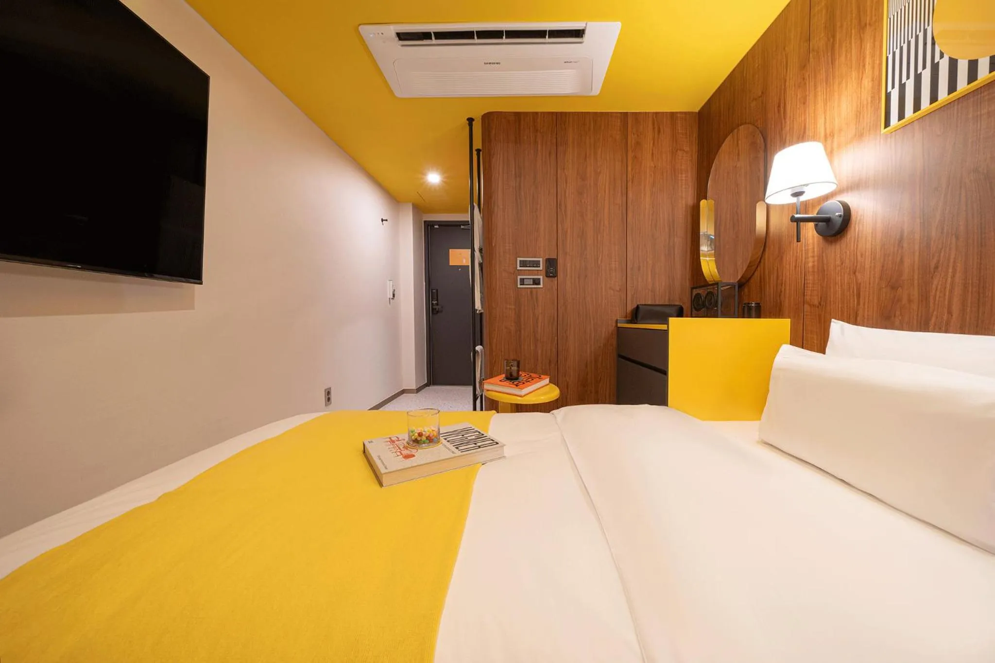 Bed in Nouvelle Hotel Seoul Itaewon by Aank