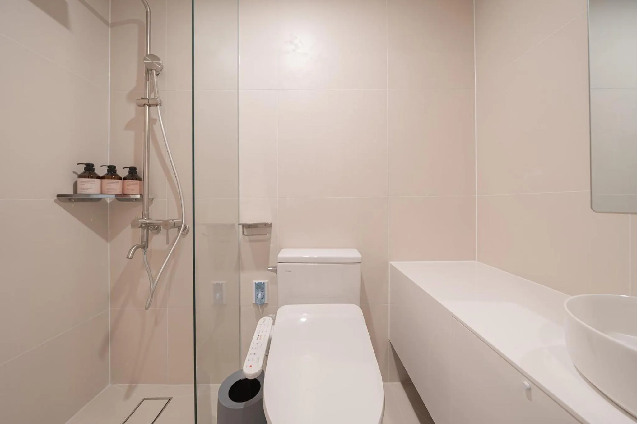 Shower in Nouvelle Hotel Seoul Itaewon by Aank