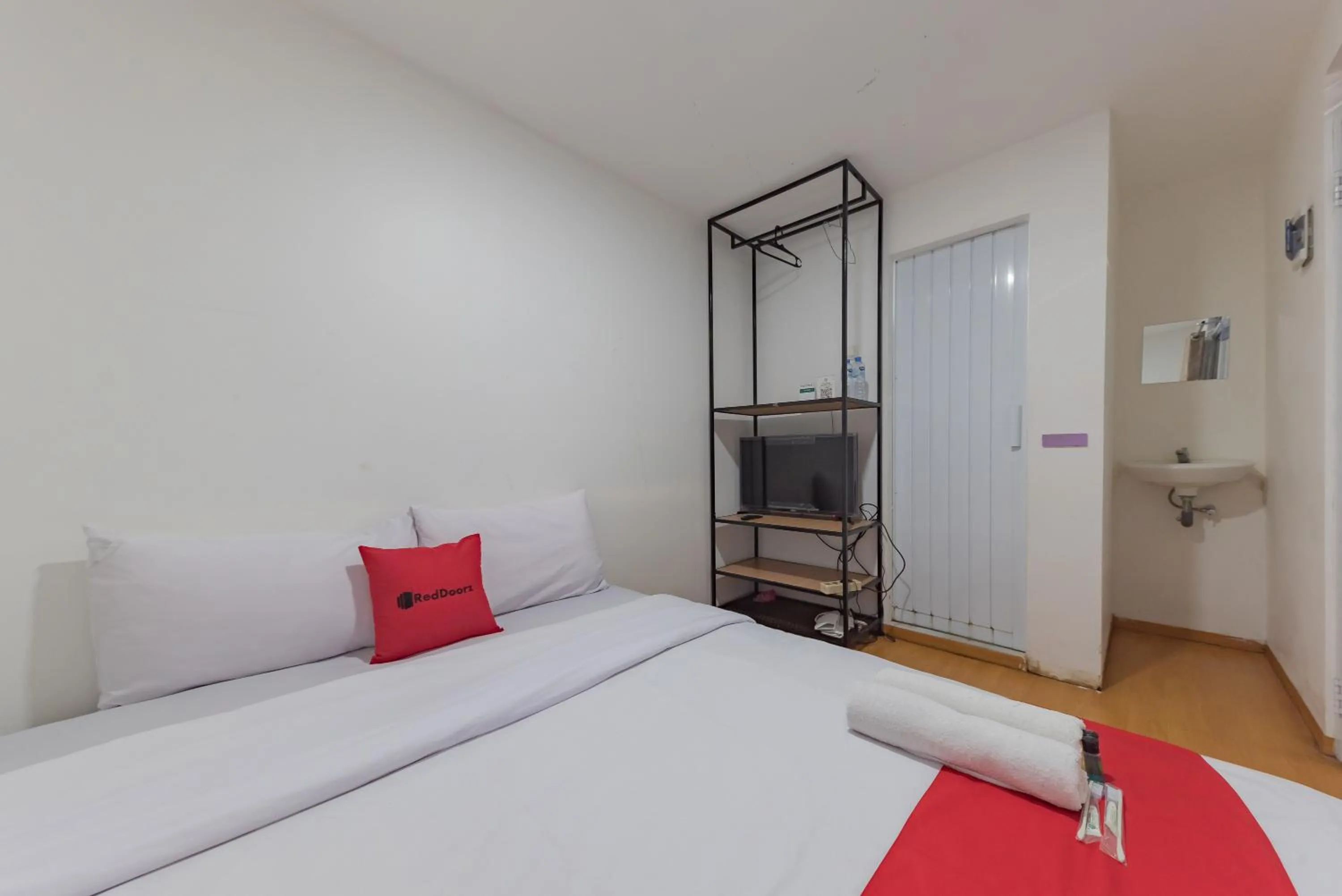 Bedroom, Bed in RedDoorz near Universitas Advent Indonesia