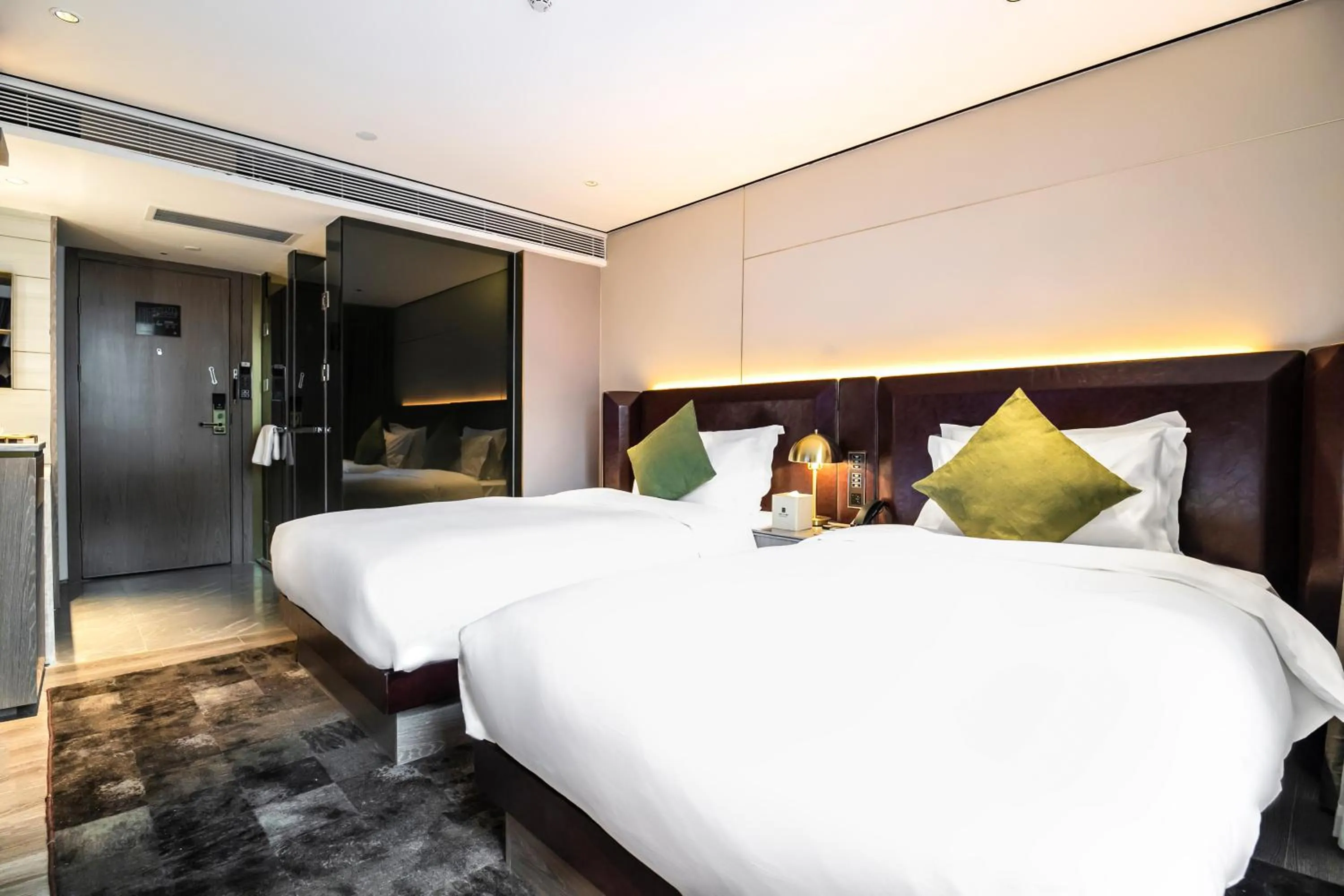 Bed in Beijing Road Four-Diamond Hotel-1 km From The Metro-宜尚plus酒店