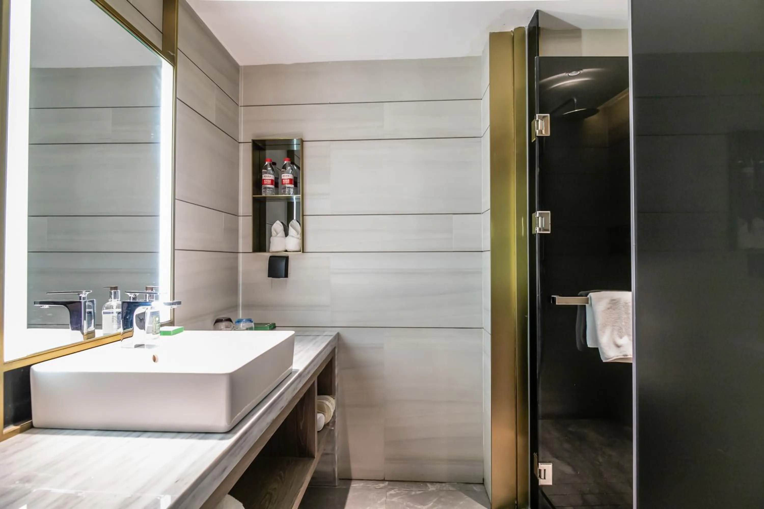 Shower in Beijing Road Four-Diamond Hotel-1 km From The Metro-宜尚plus酒店