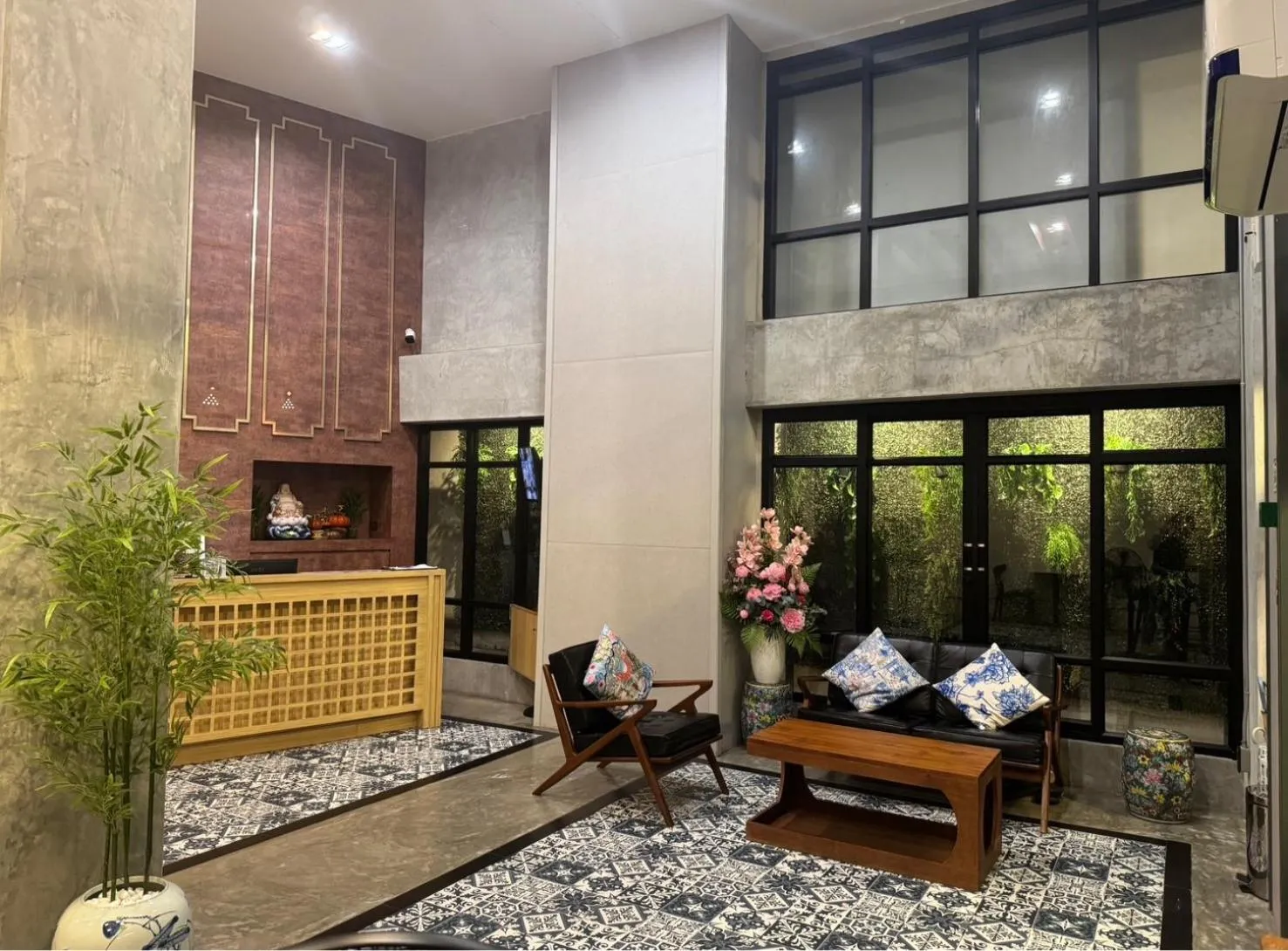 Seating area in N5 Ratchawong Hostel