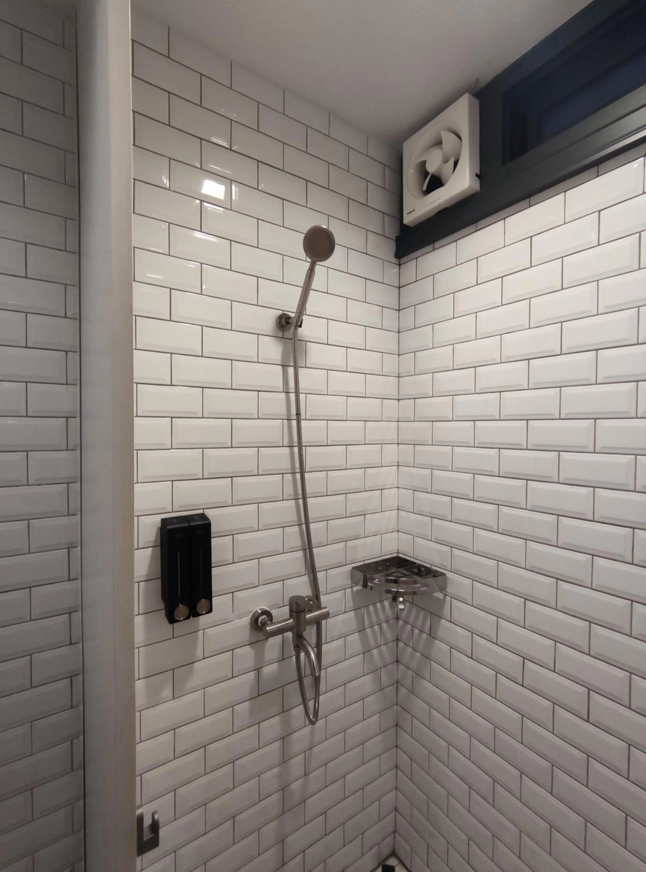 Shower in N5 Ratchawong Hostel