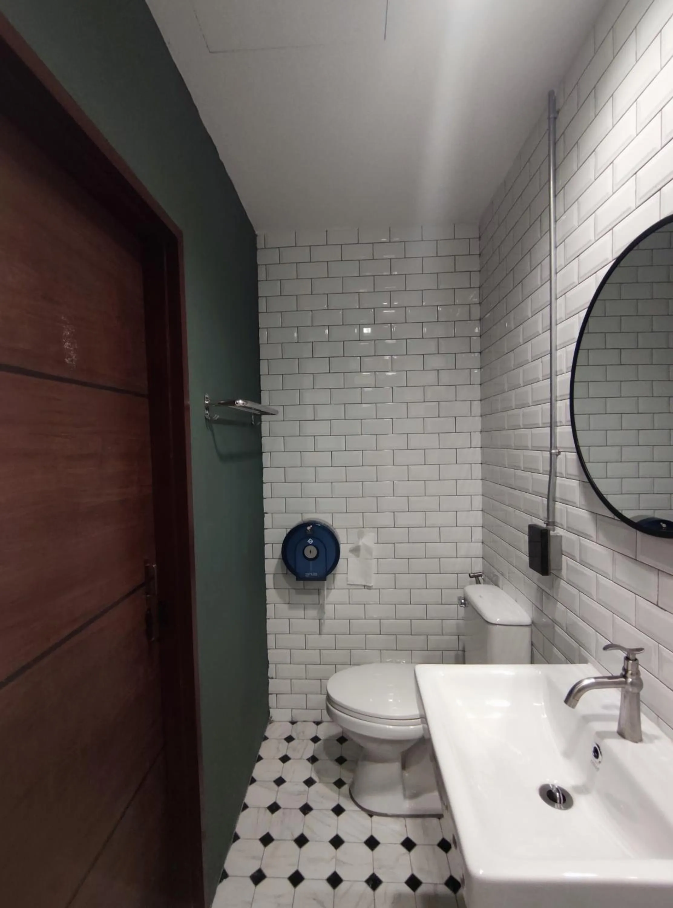 Shower in N5 Ratchawong Hostel