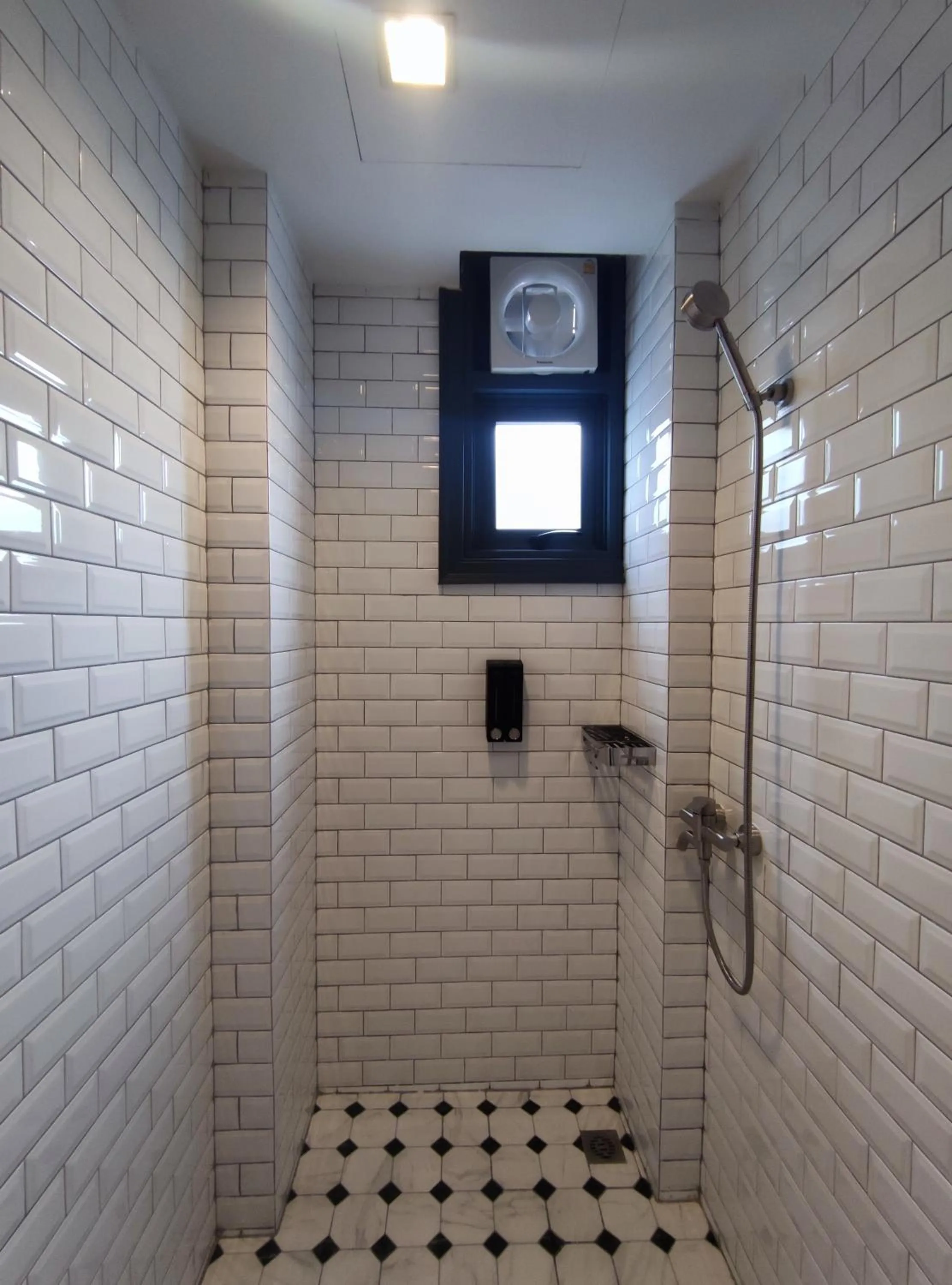 Shower in N5 Ratchawong Hostel
