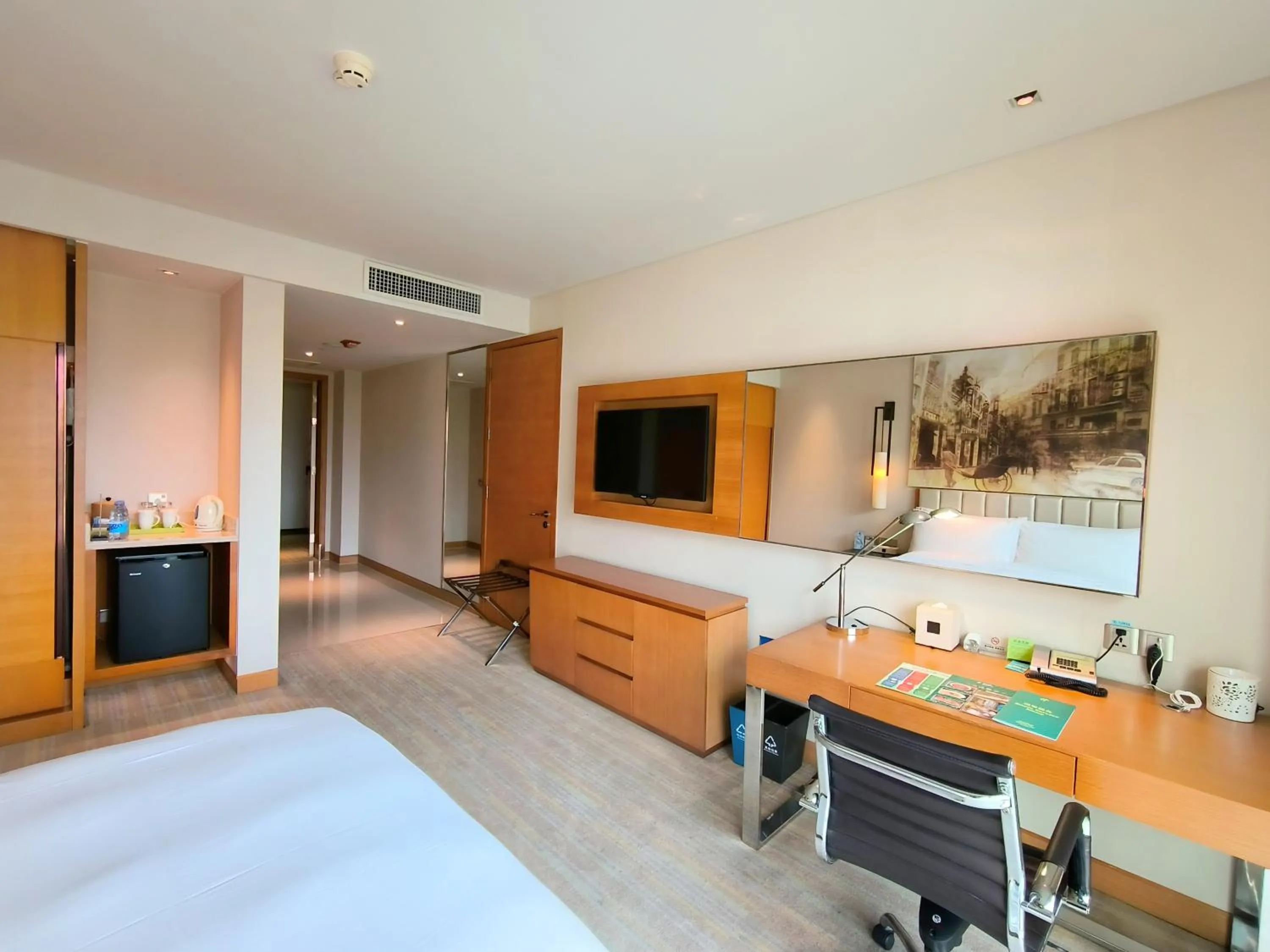 Photo of the whole room, Bed in Junluxe Hotel Guangzhou Science City