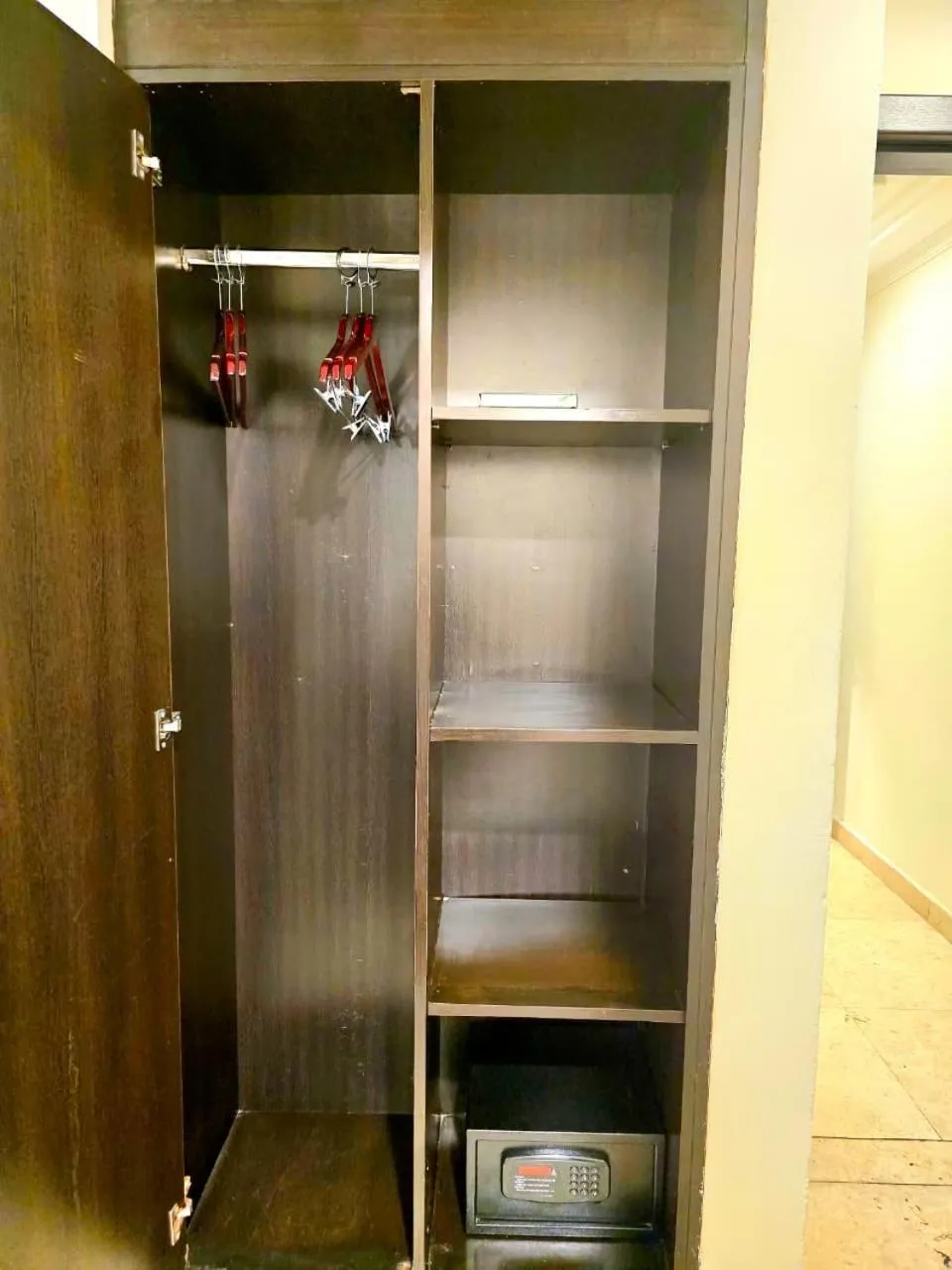 wardrobe in Miaad Al Majd Hotel