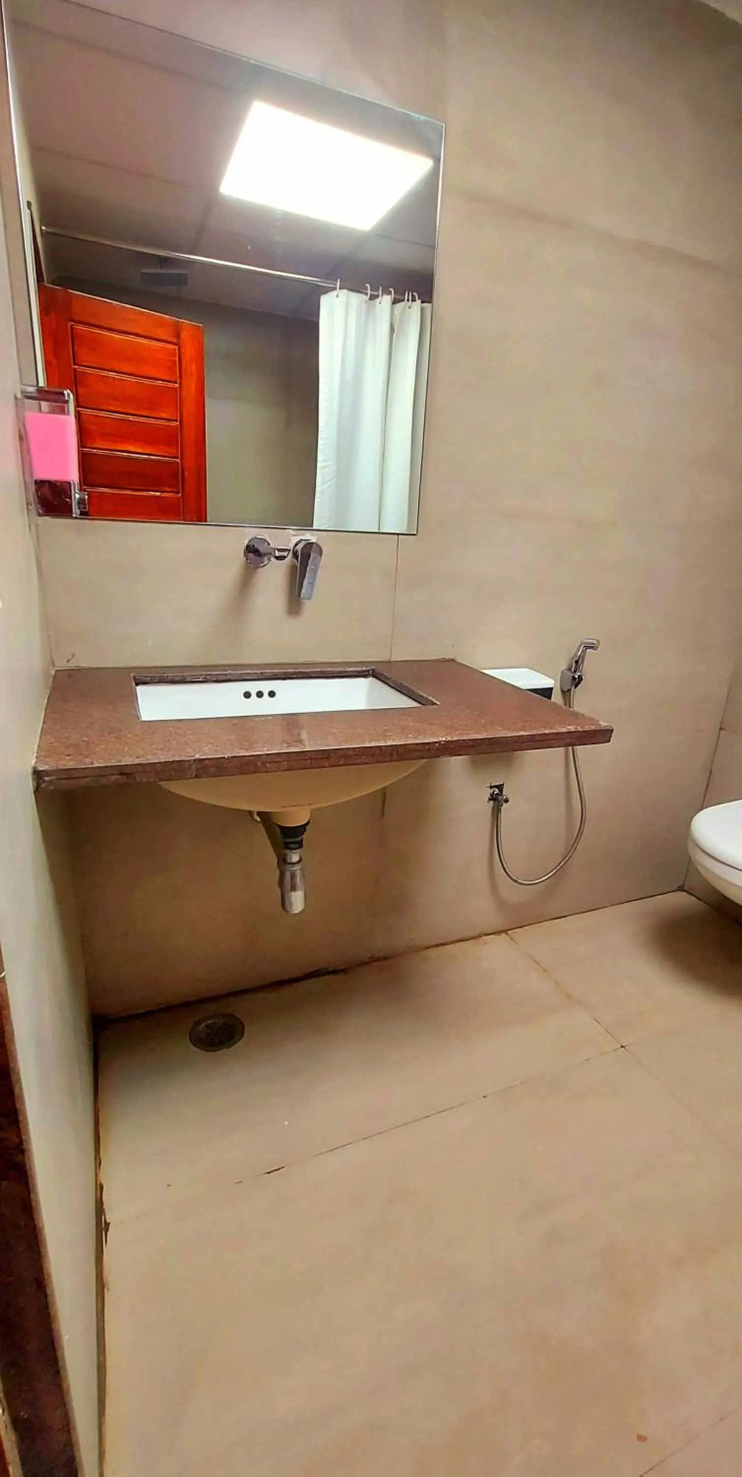 Toilet in Hotel Ananda Kashi