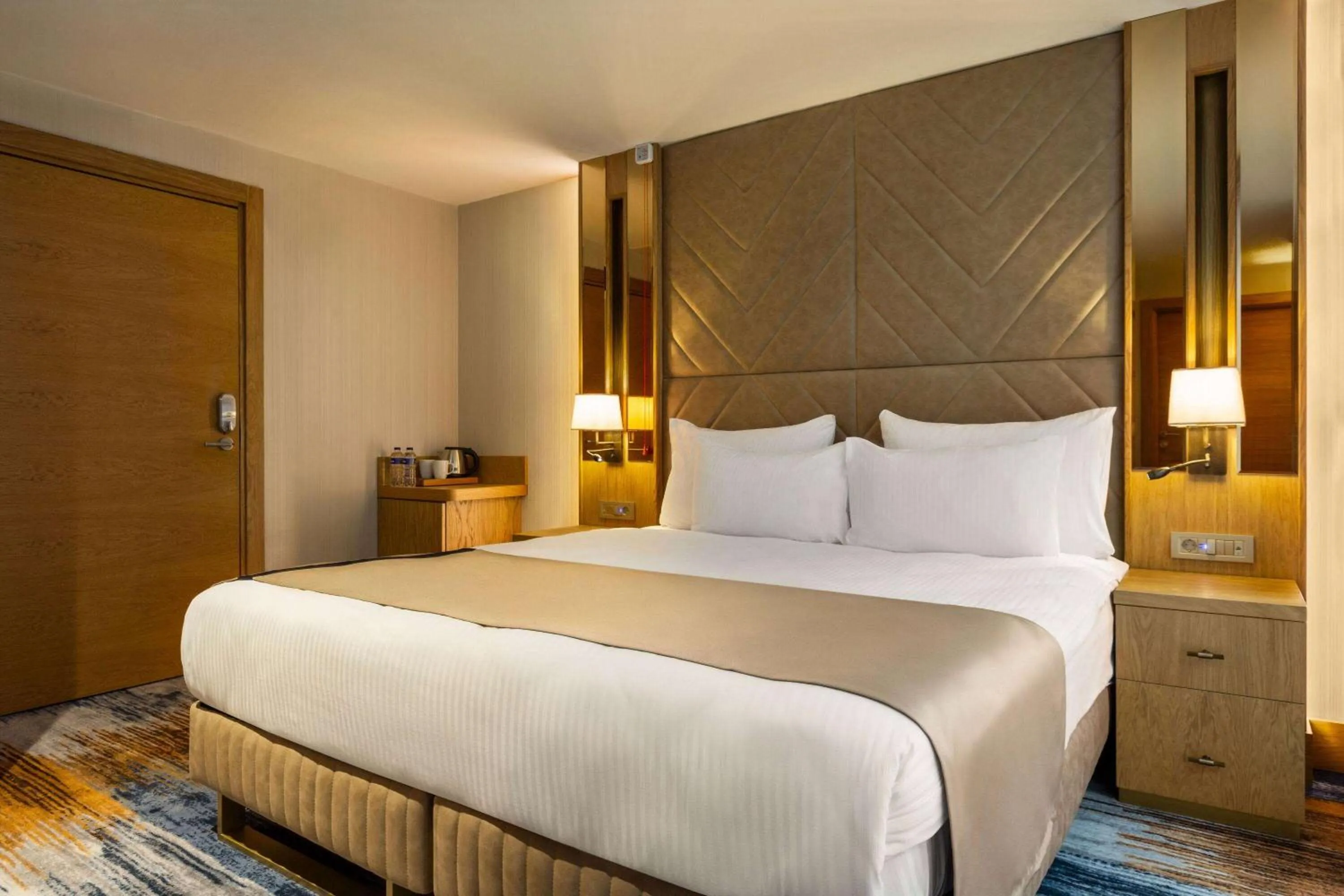 Photo of the whole room, Bed in Days Inn by Wyndham Istanbul Bomonti