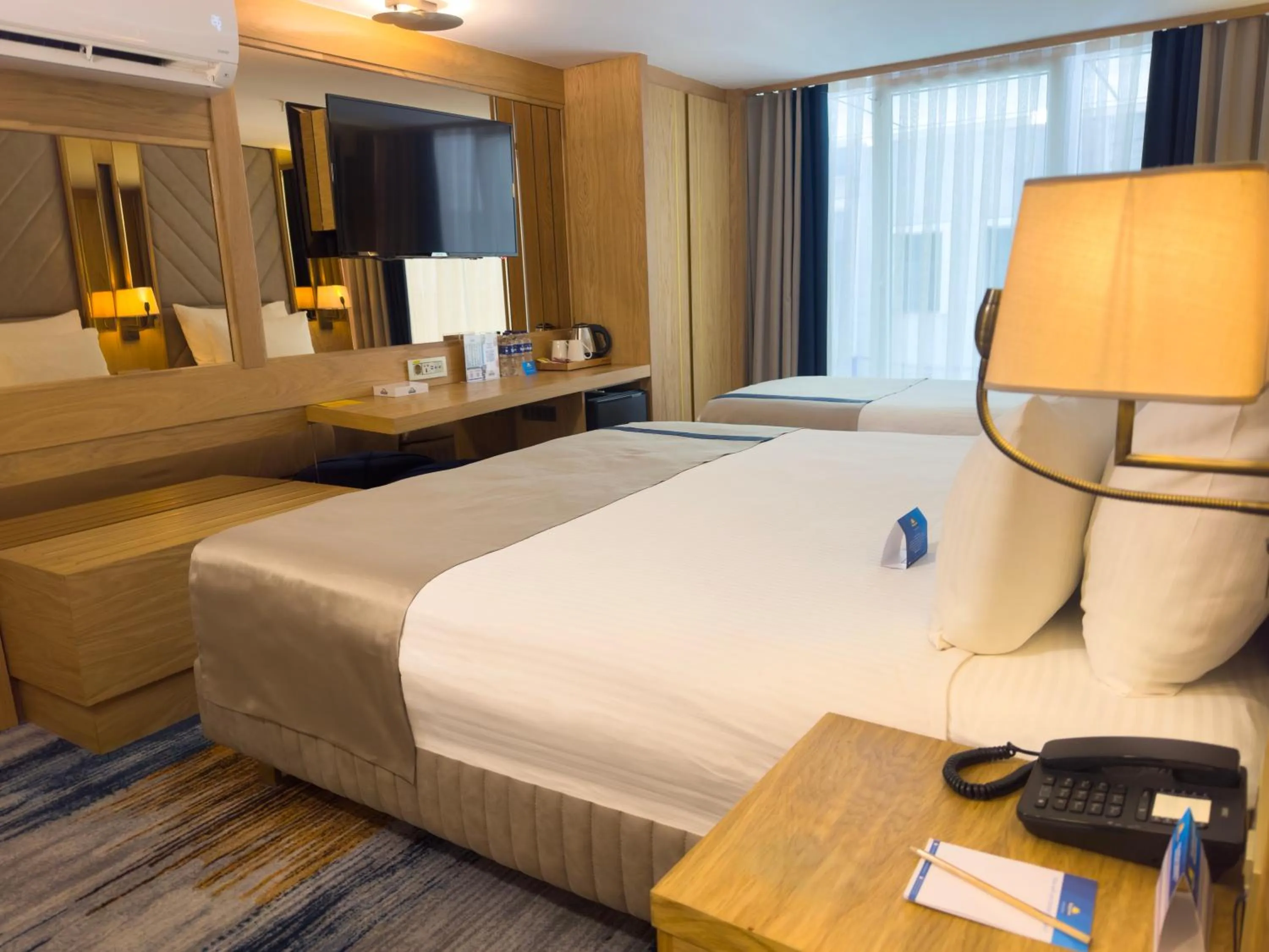 Photo of the whole room, Bed in Days Inn by Wyndham Istanbul Bomonti