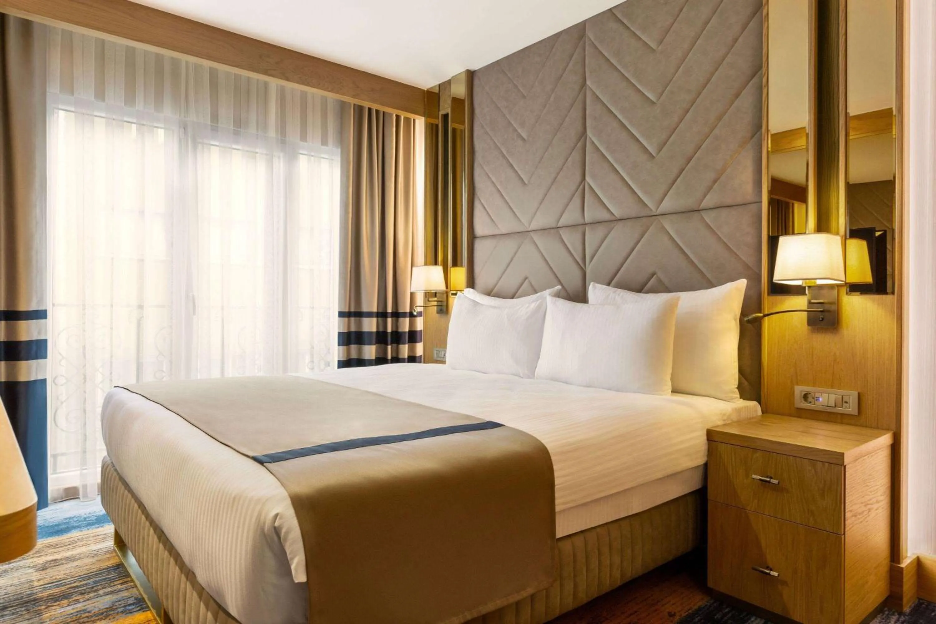 Photo of the whole room, Bed in Days Inn by Wyndham Istanbul Bomonti