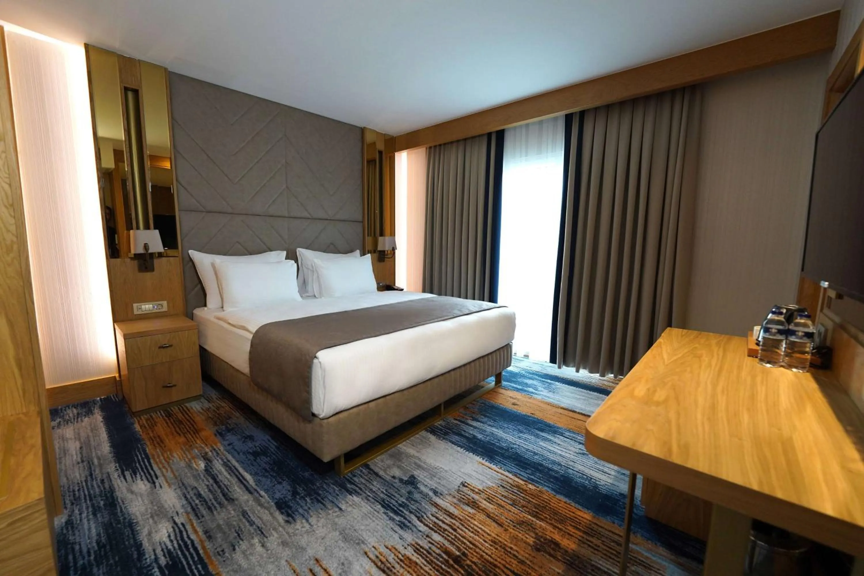 Photo of the whole room, Bed in Days Inn by Wyndham Istanbul Bomonti