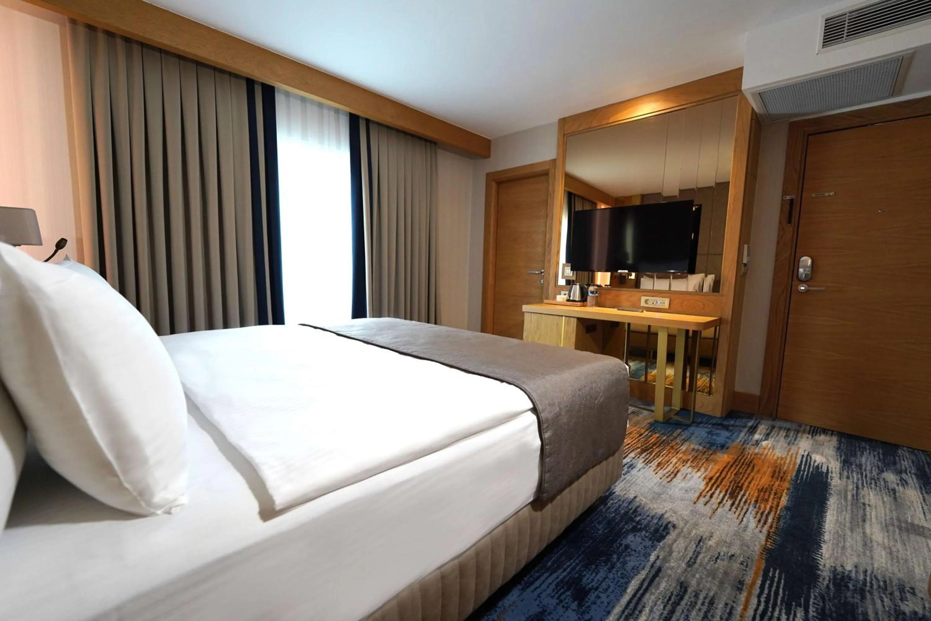 Photo of the whole room, Bed in Days Inn by Wyndham Istanbul Bomonti