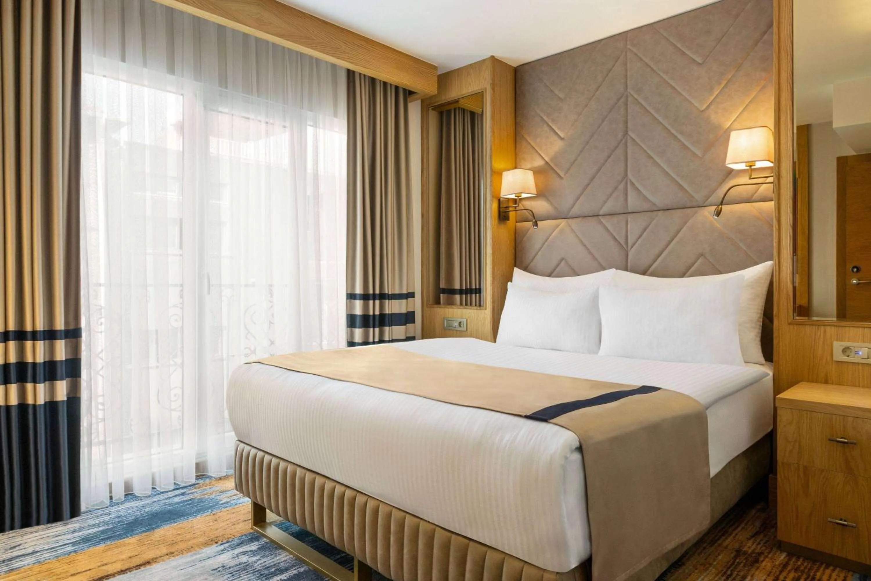 Photo of the whole room, Bed in Days Inn by Wyndham Istanbul Bomonti