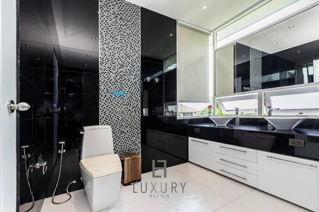 Unique Pool Villa with 5 Bedrooms and Sea View PM-C1