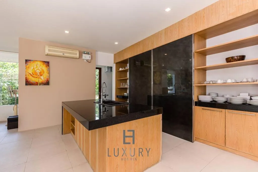 Unique Pool Villa with 5 Bedrooms and Sea View PM-C1