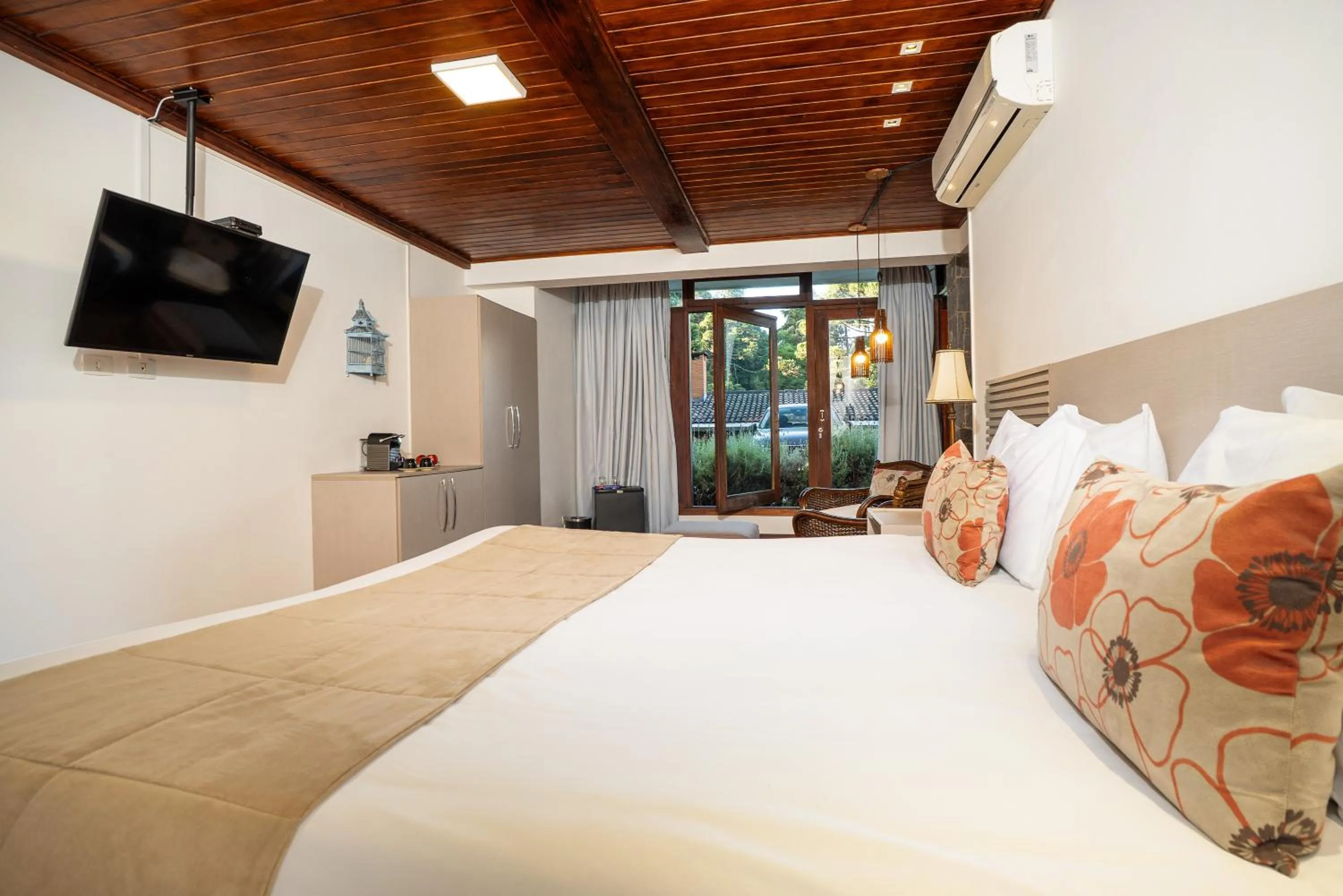 Photo of the whole room, Bed in Pousada Apple House Campos do Jordao