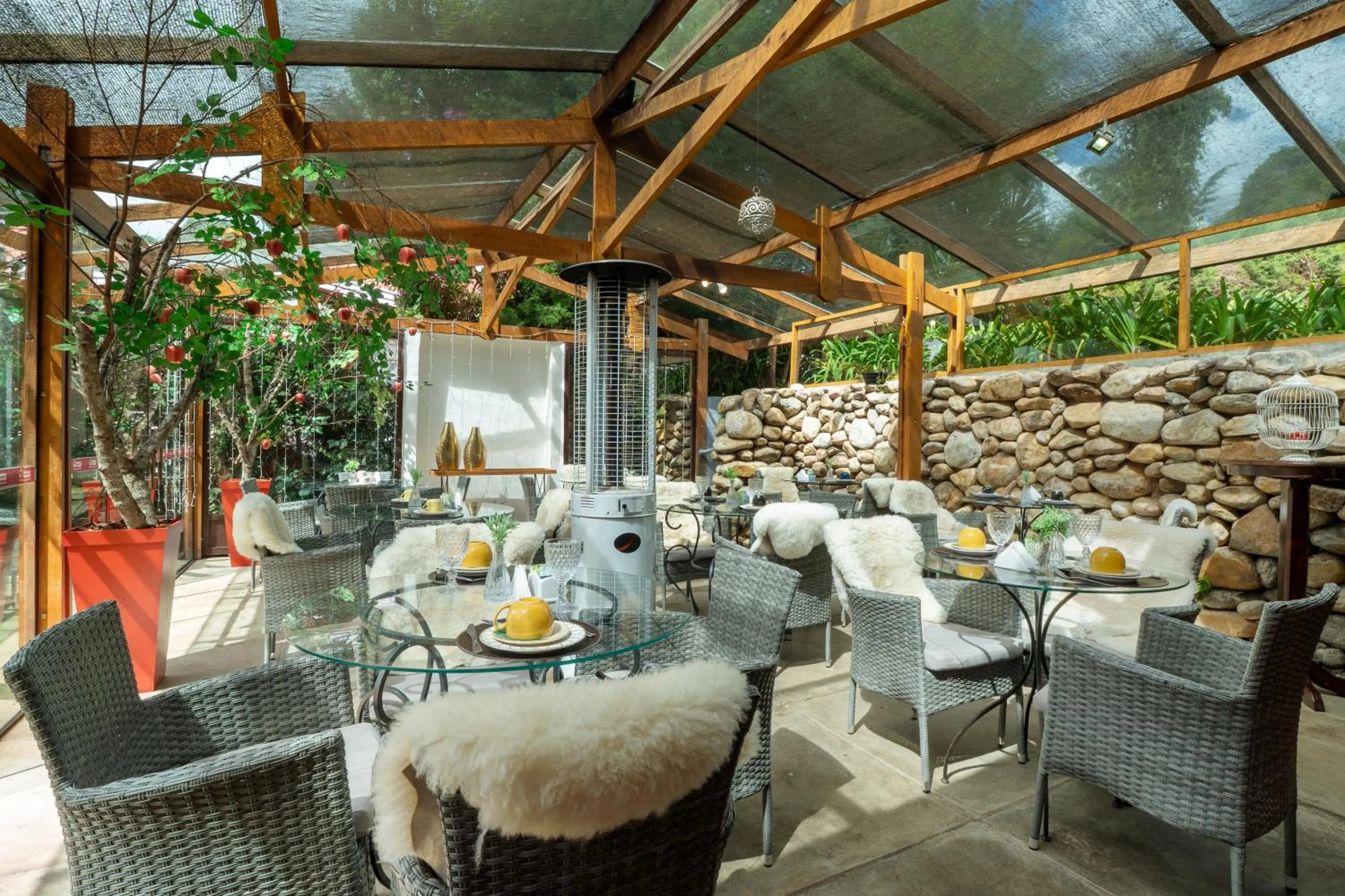 Dining area in Pousada Apple House Campos do Jordao