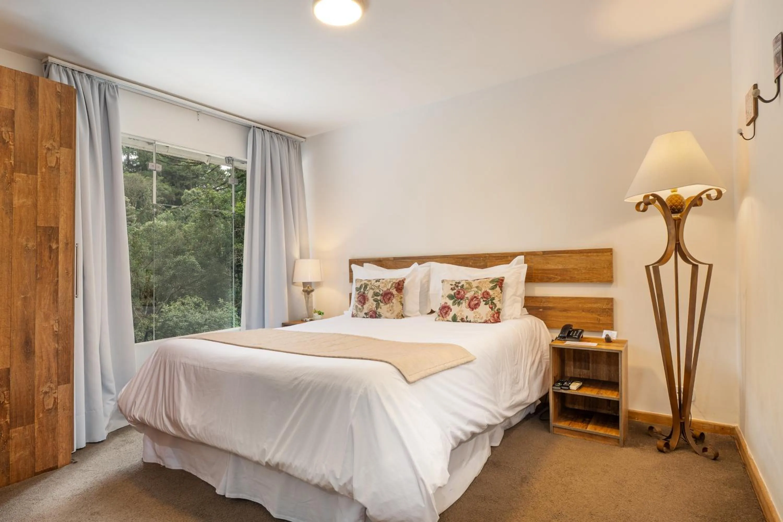 Photo of the whole room, Bed in Pousada Apple House Campos do Jordao