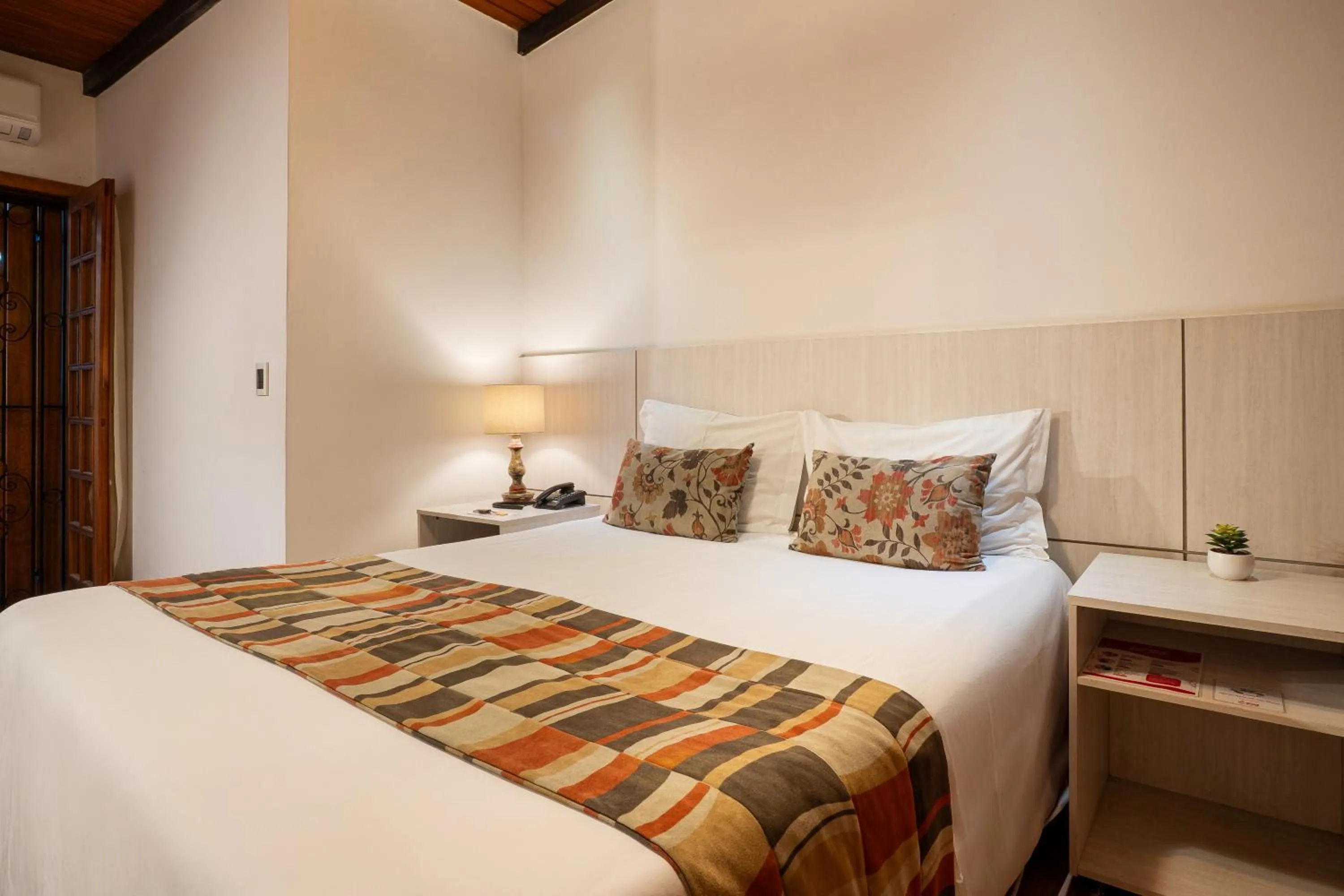 Photo of the whole room, Bed in Pousada Apple House Campos do Jordao