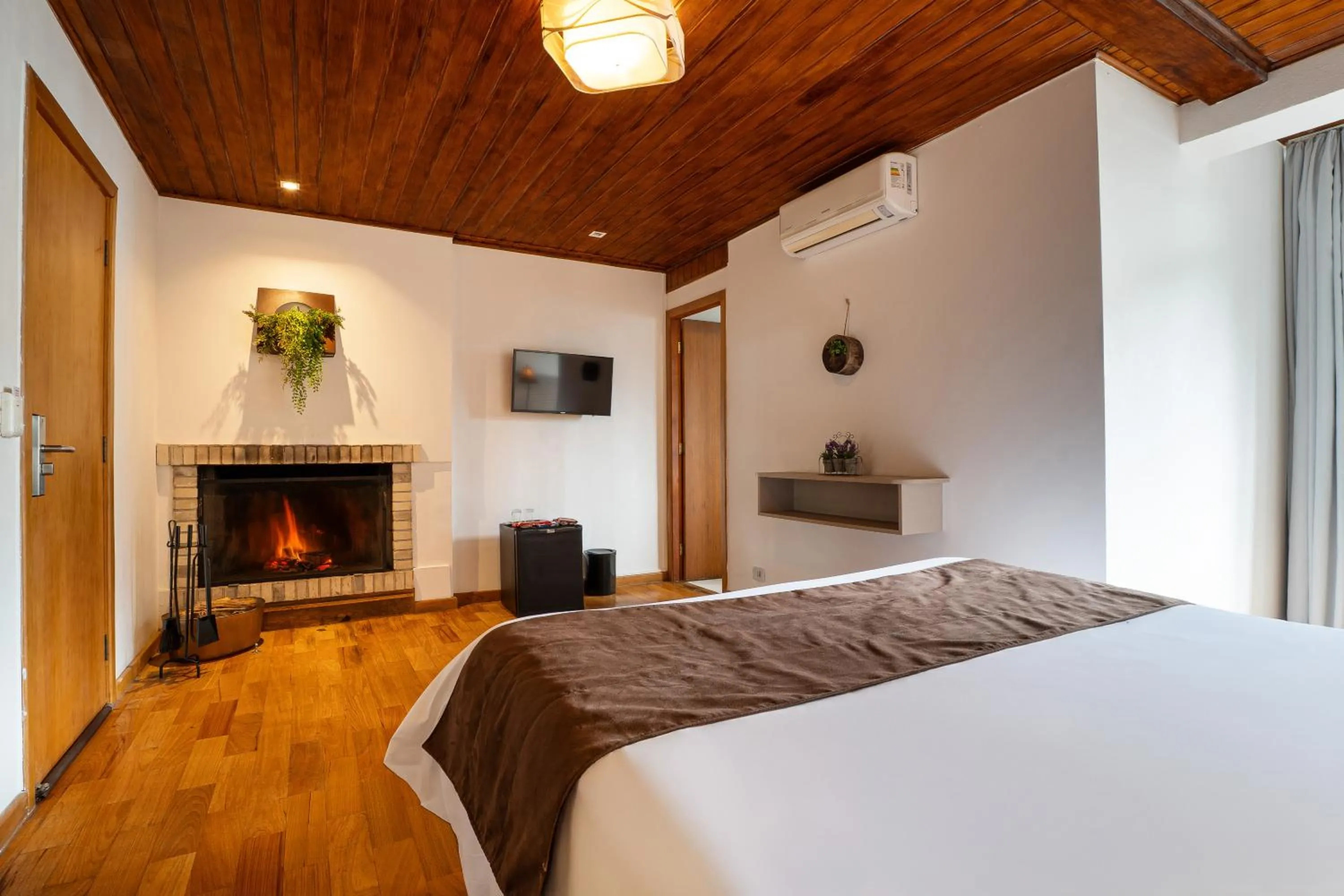 Photo of the whole room, Bed in Pousada Apple House Campos do Jordao
