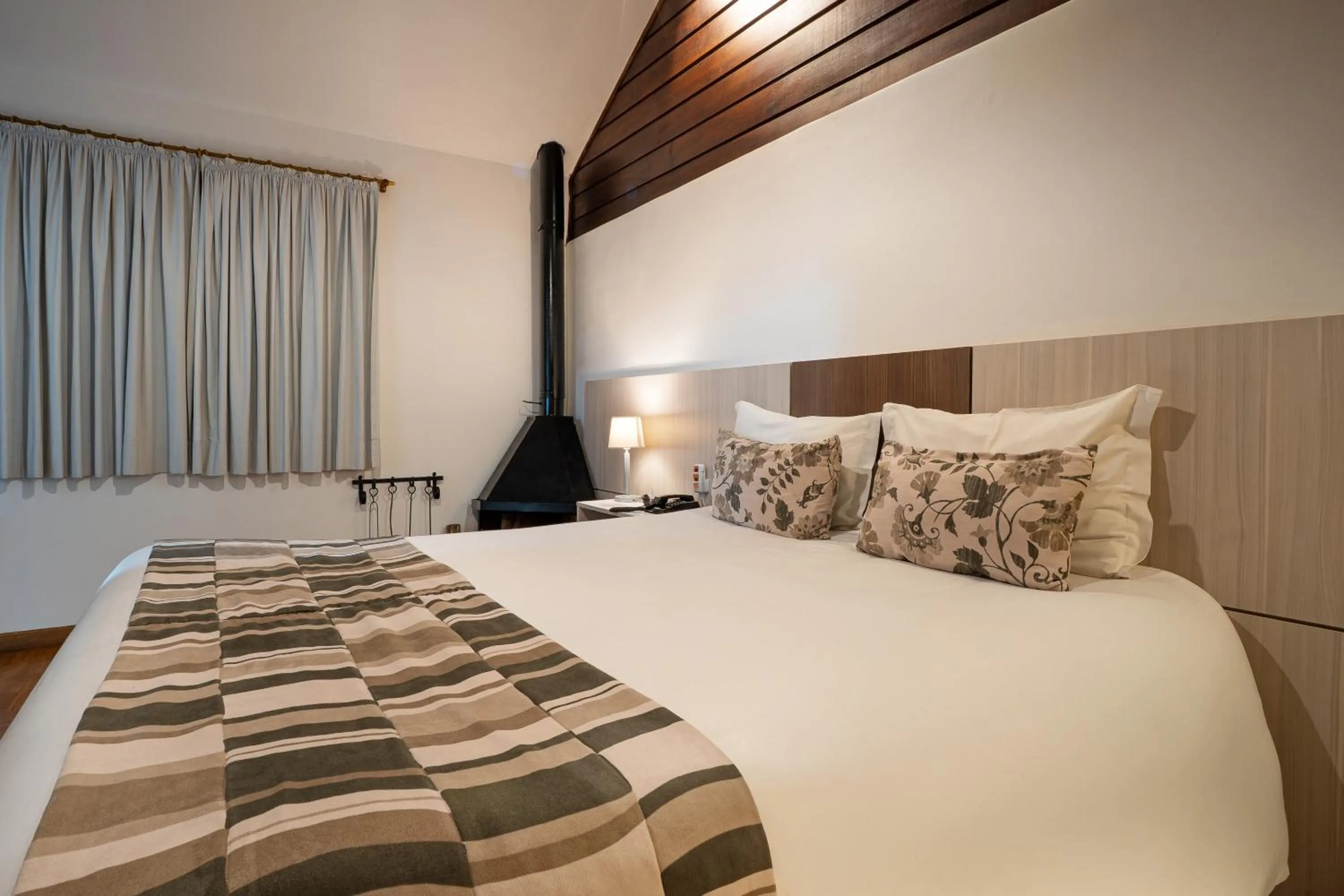 Photo of the whole room, Bed in Pousada Apple House Campos do Jordao